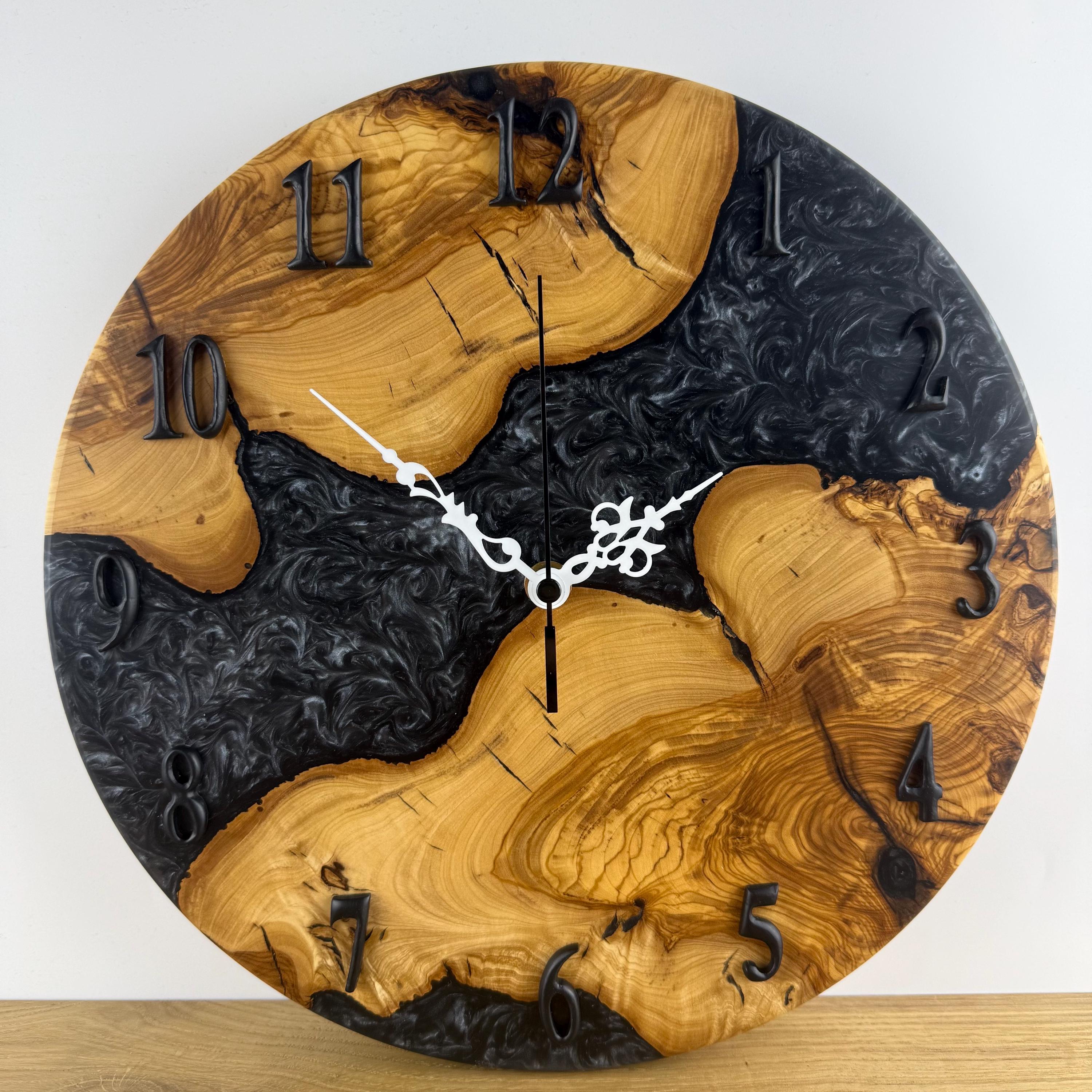 Horloge murale noire et bois