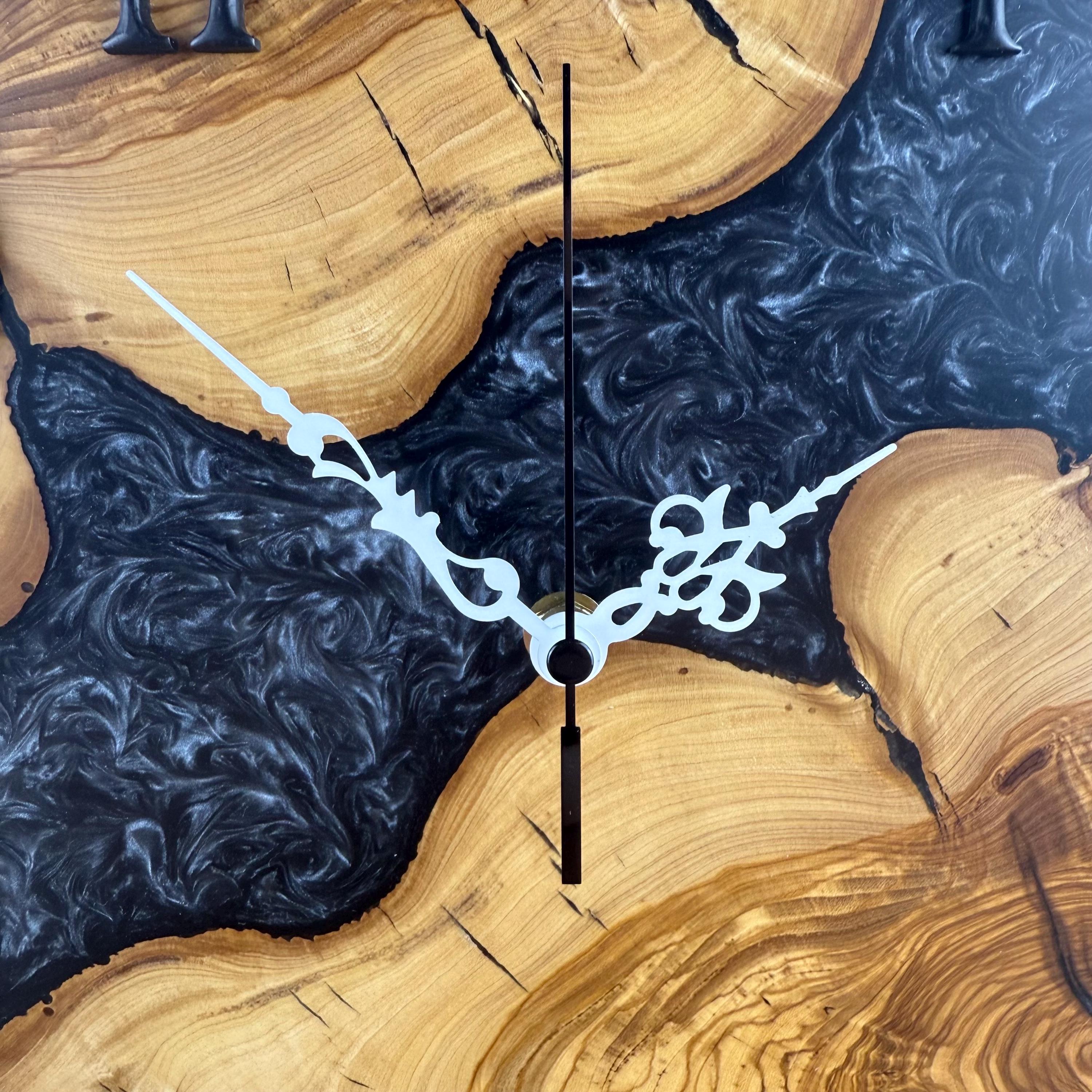 Horloge murale noire et bois