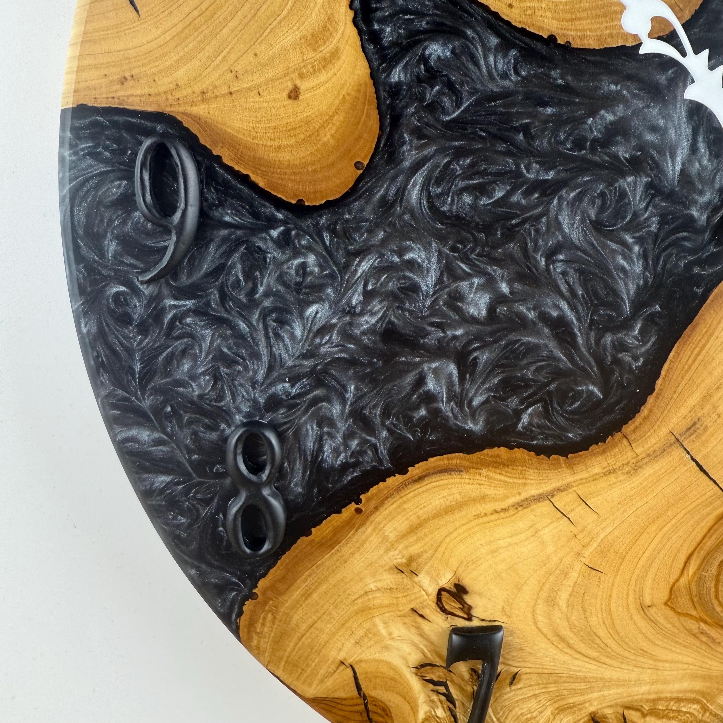 Horloge murale noire et bois