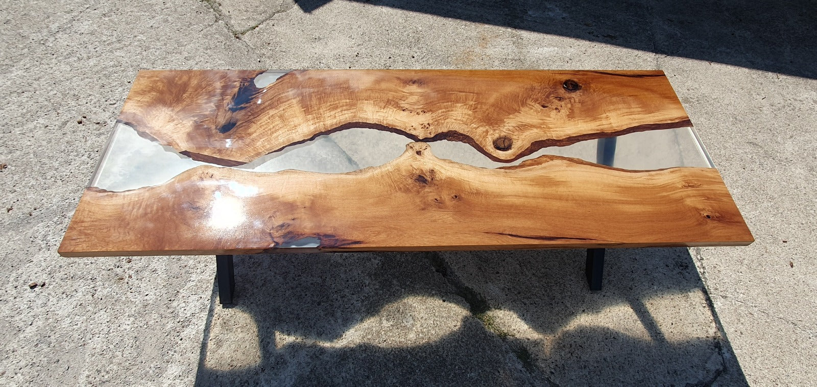 Table en bois et résine transparente