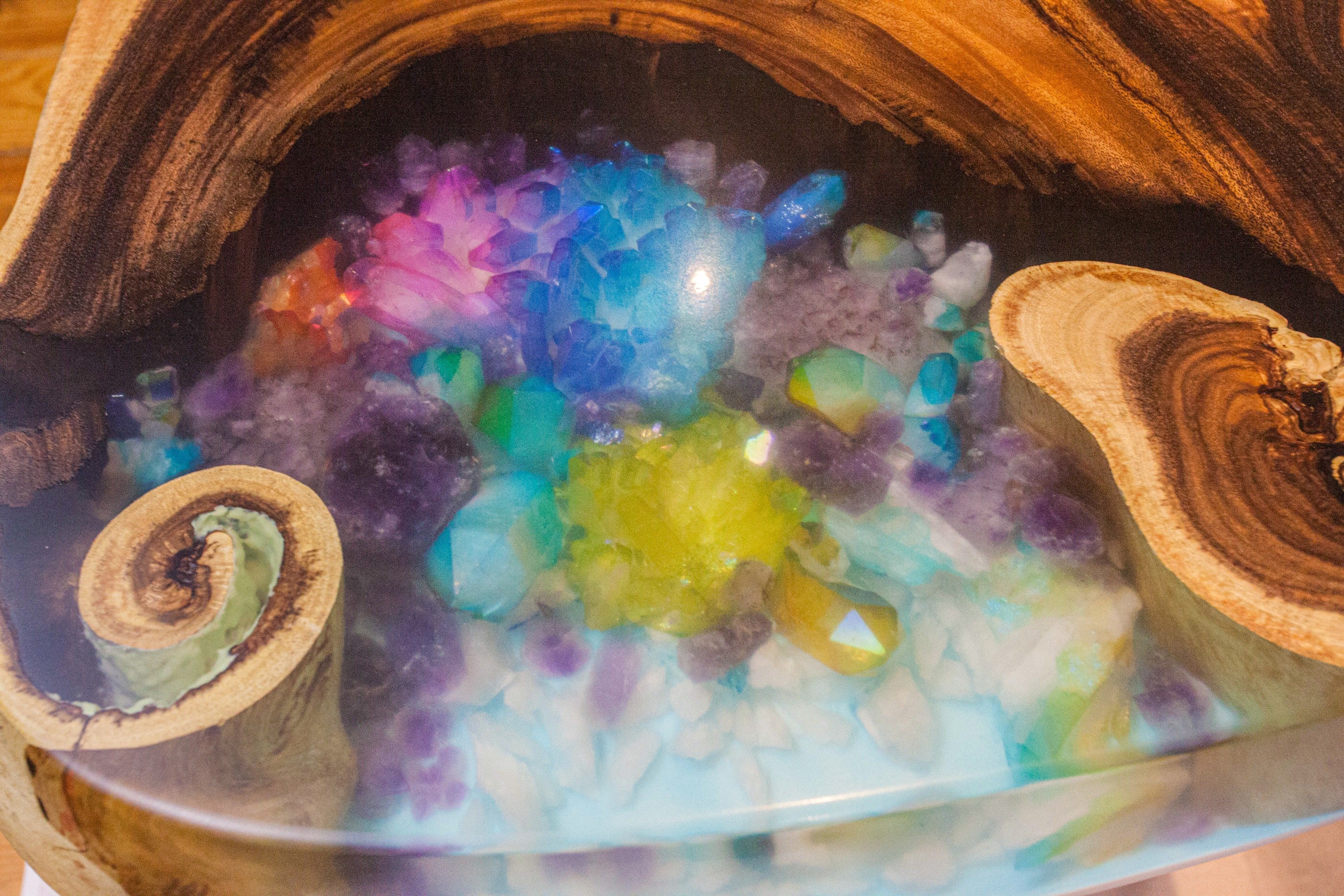 Table de luxe bois et époxy multicolore