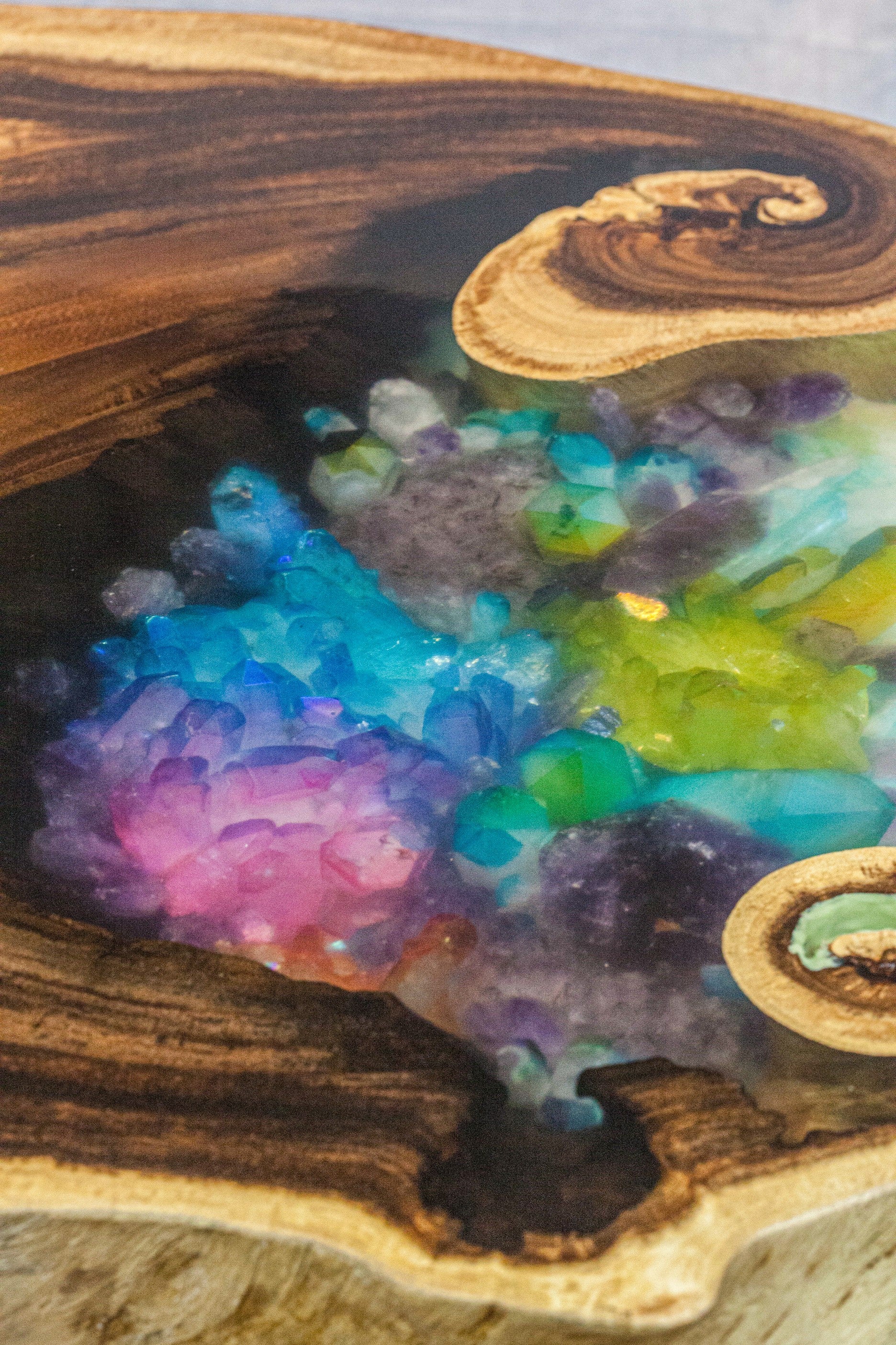 Table de luxe bois et époxy multicolore