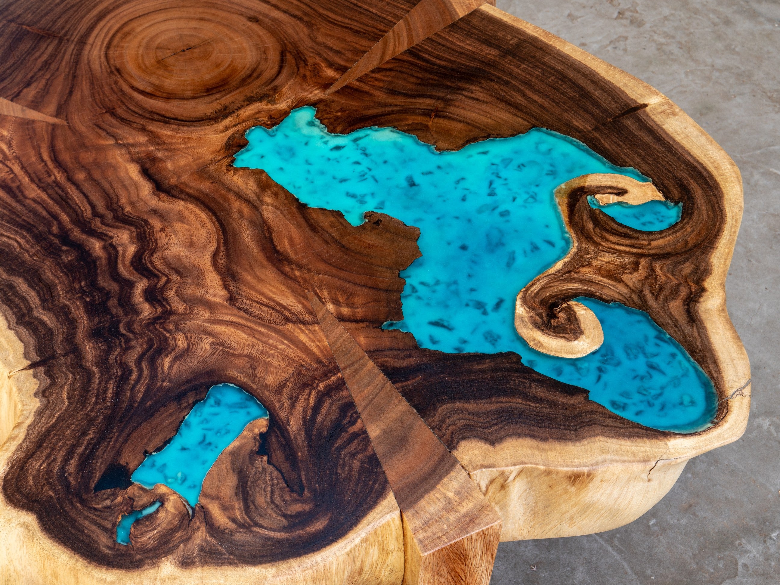 Table rivière bleu en peuplier