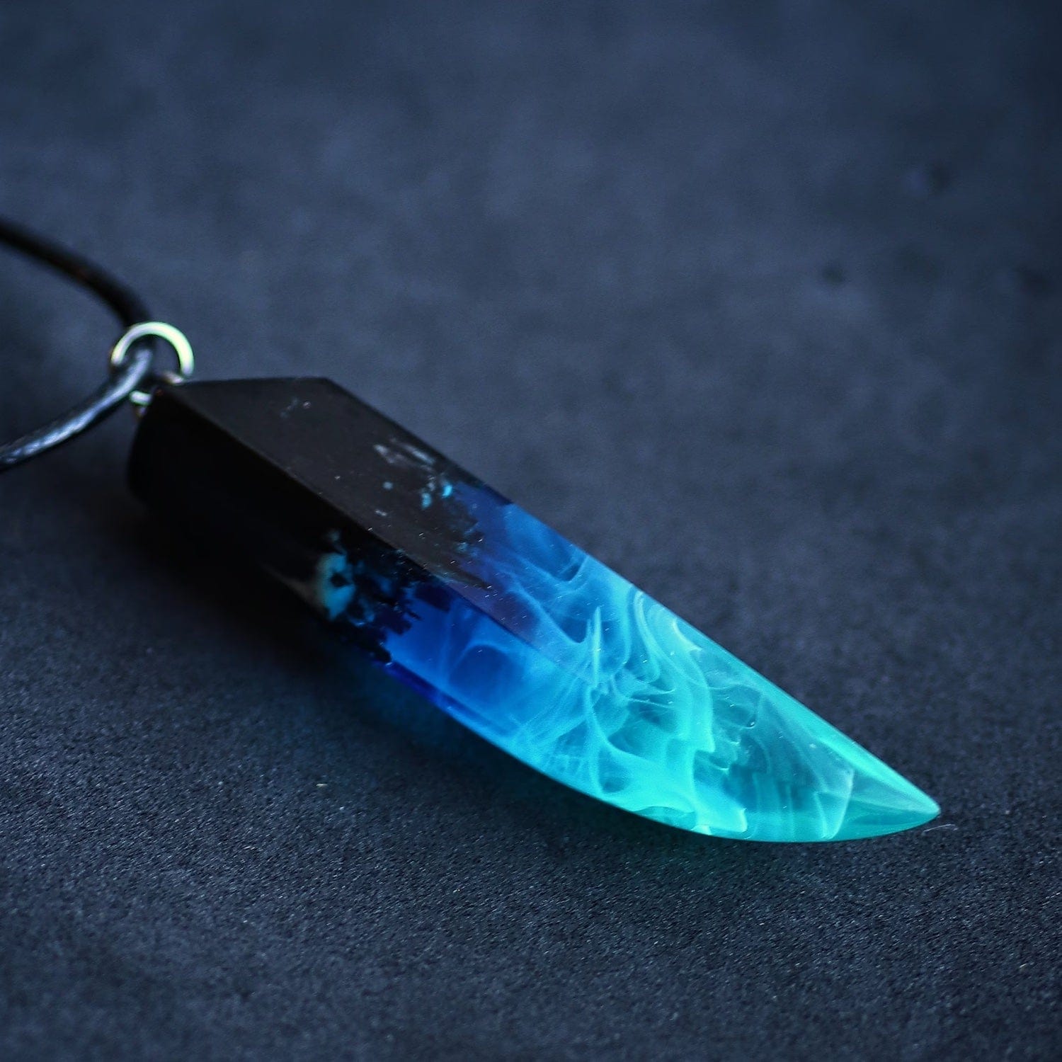 Collier résine et bois bleu