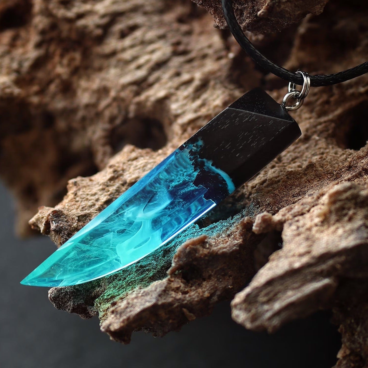 Collier résine et bois bleu