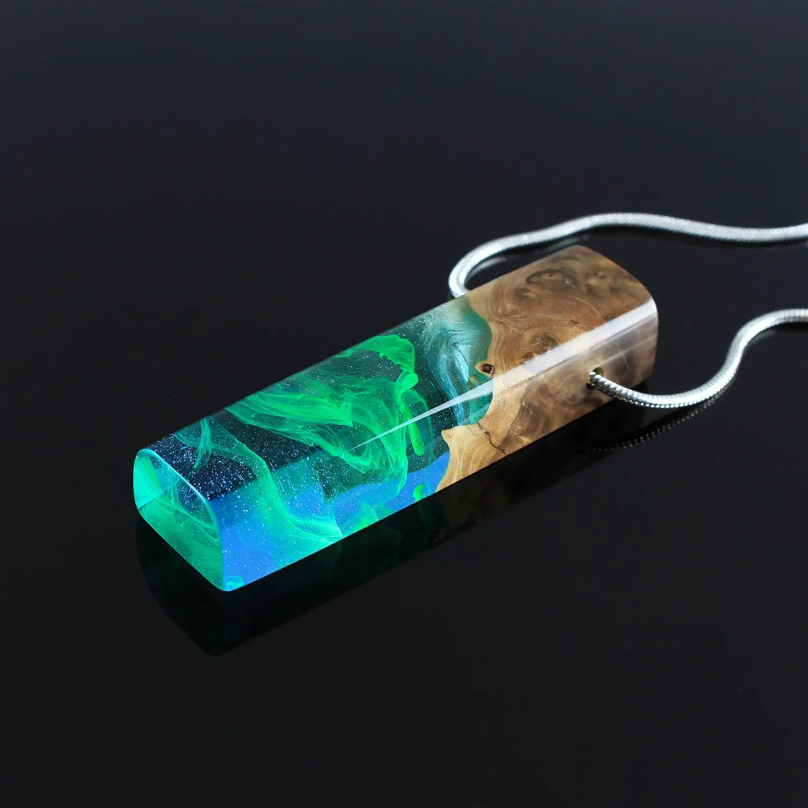 Pendentif bois résine vert