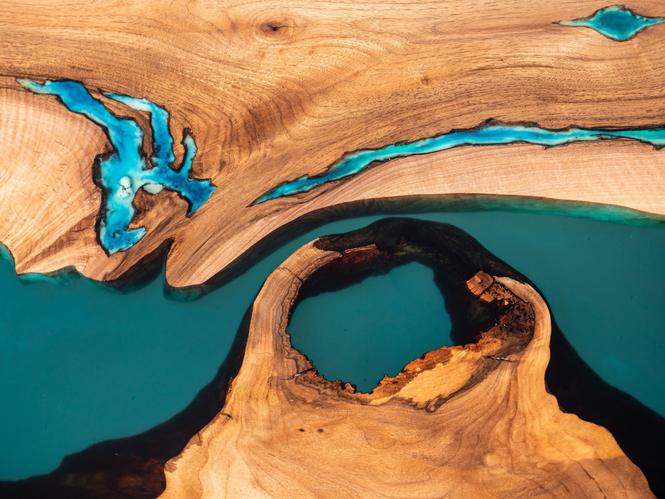 Table en peuplier et époxy bleu