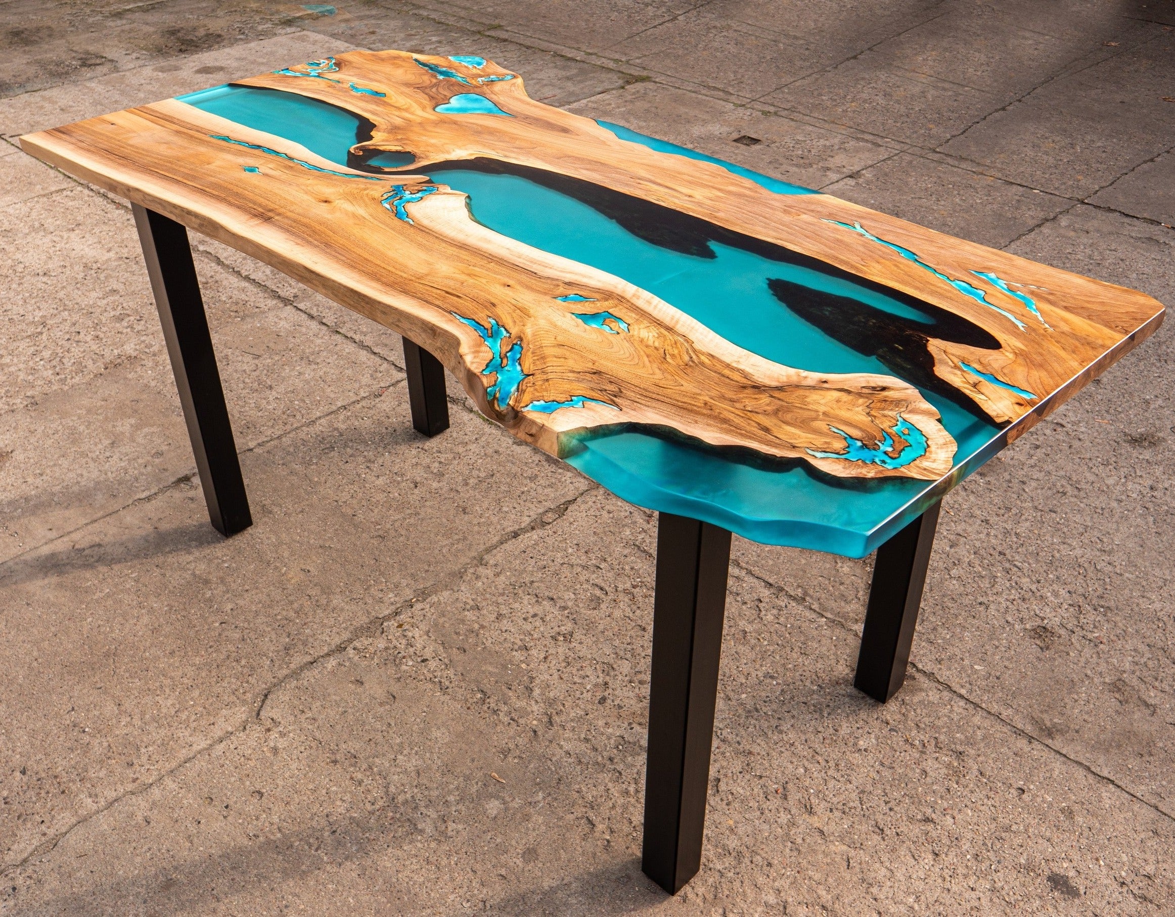 Table en peuplier et époxy bleu