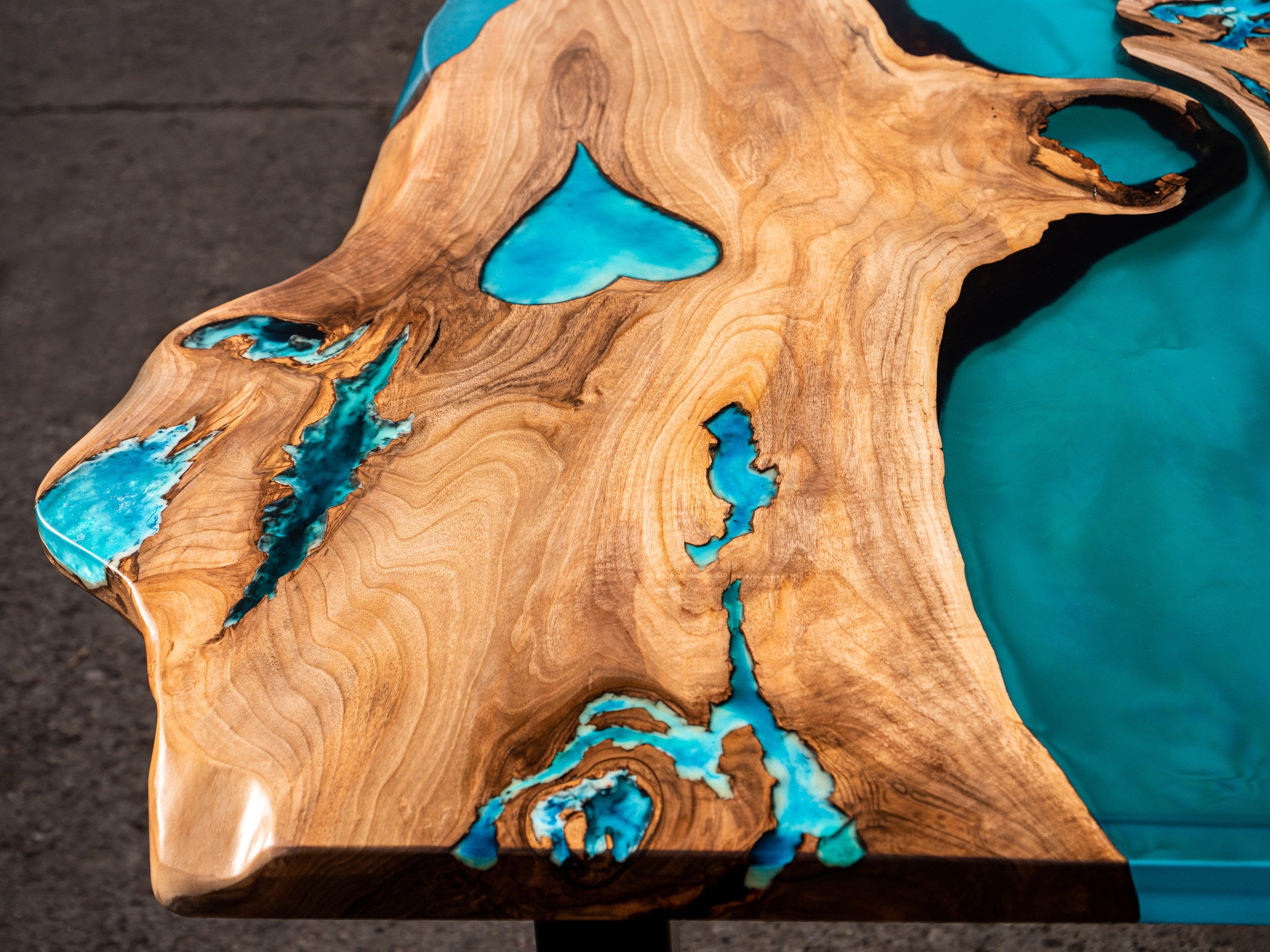 Table en peuplier et époxy bleu