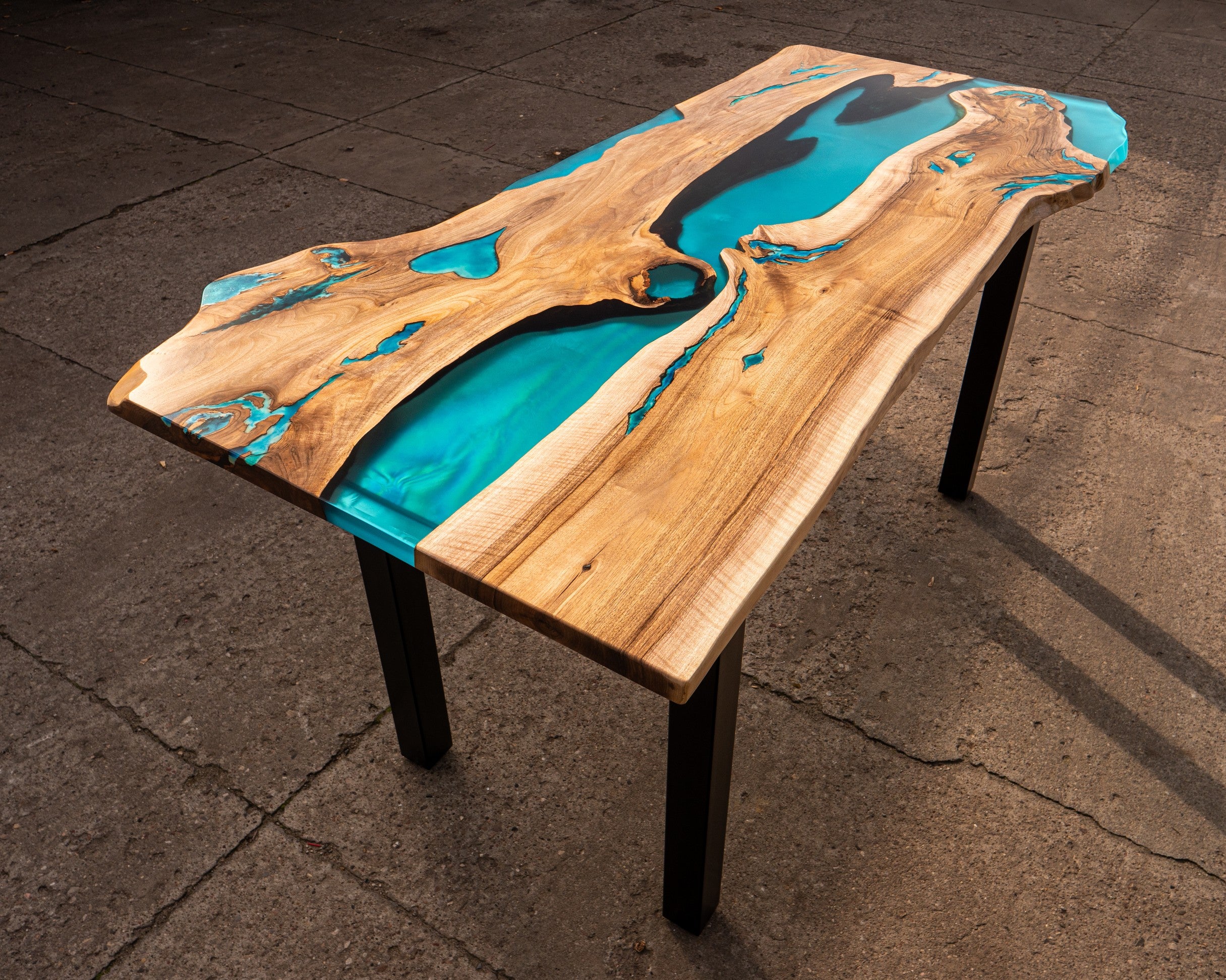Table en peuplier et époxy bleu