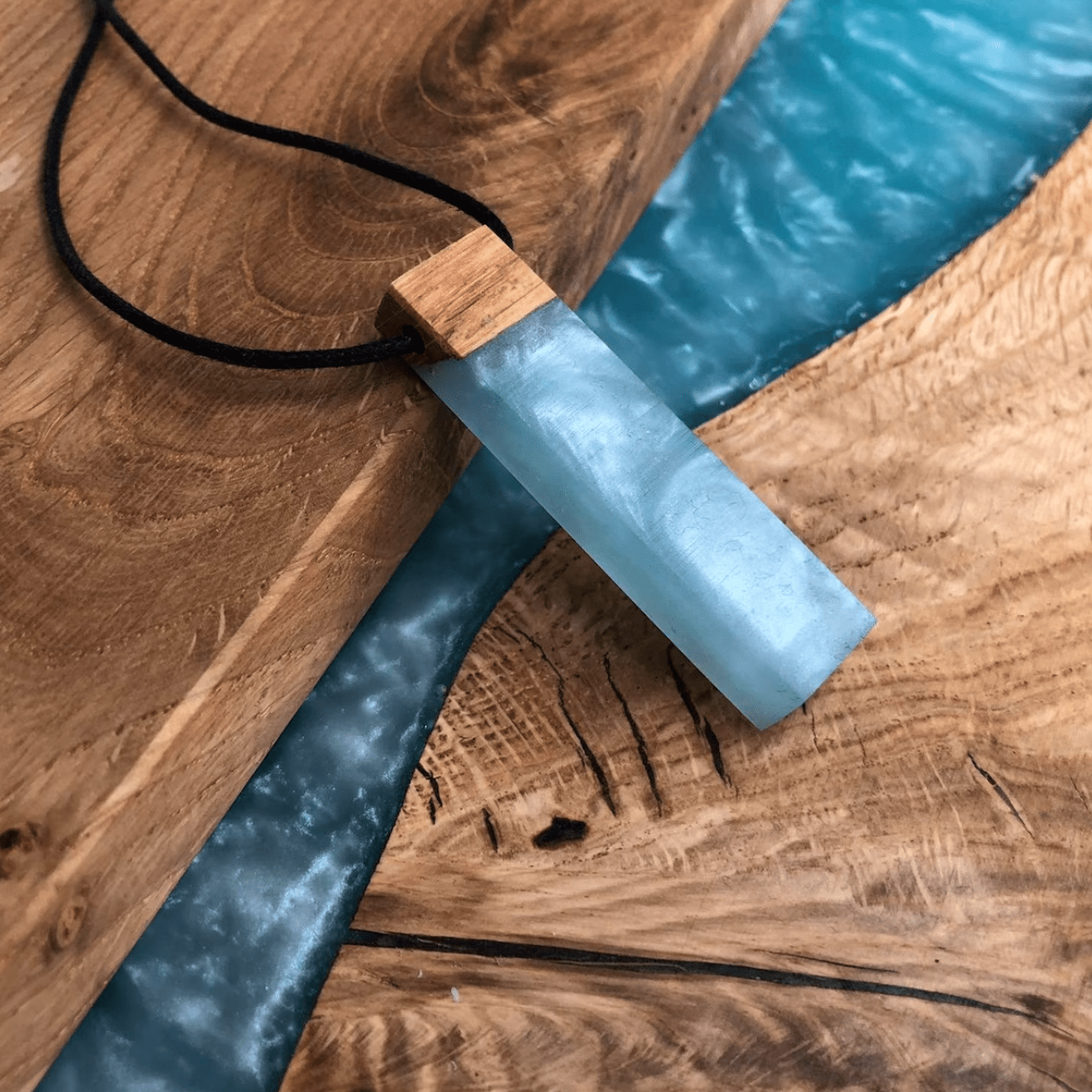 Pendentif bois fumé bleu