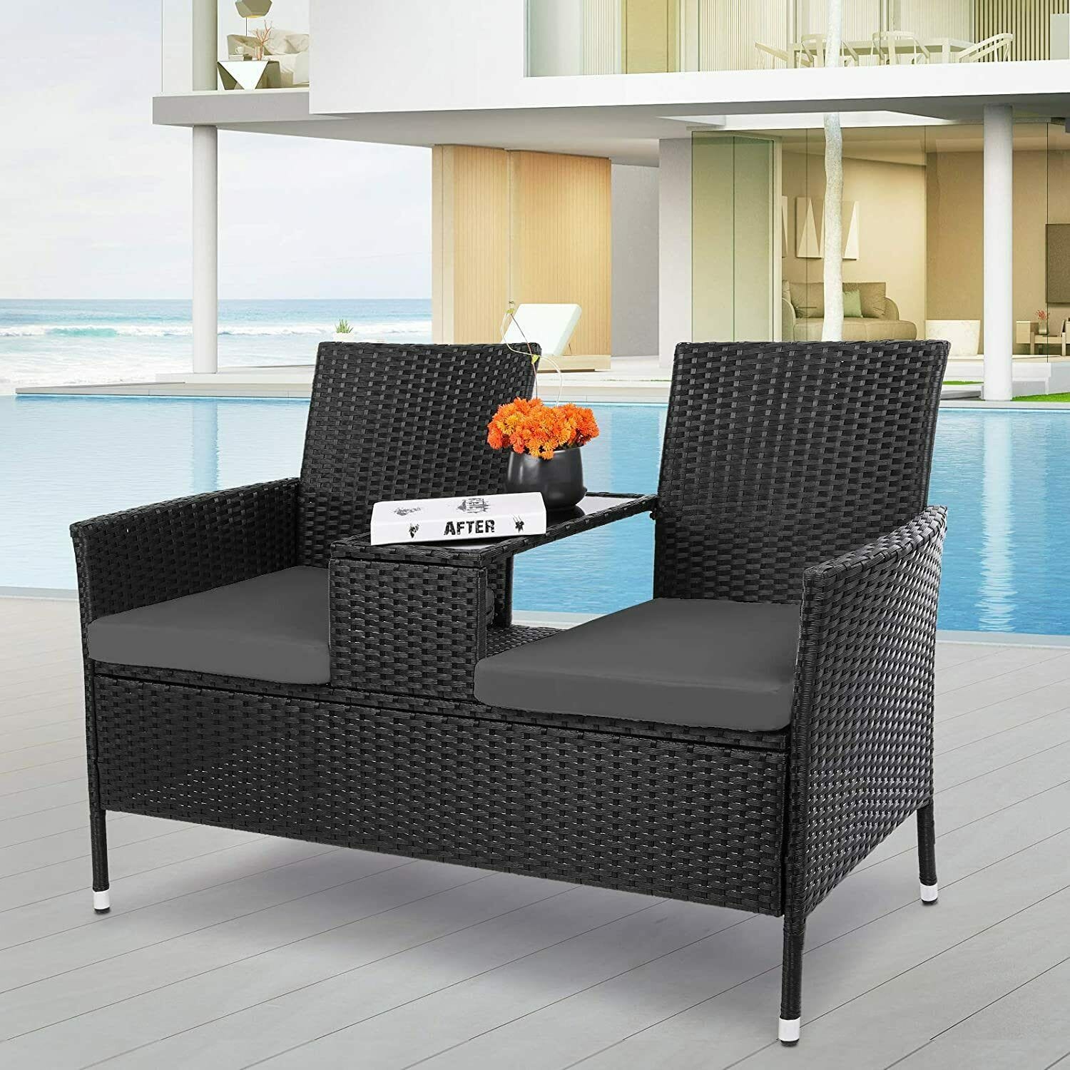 Petite table et fauteuils de jardin