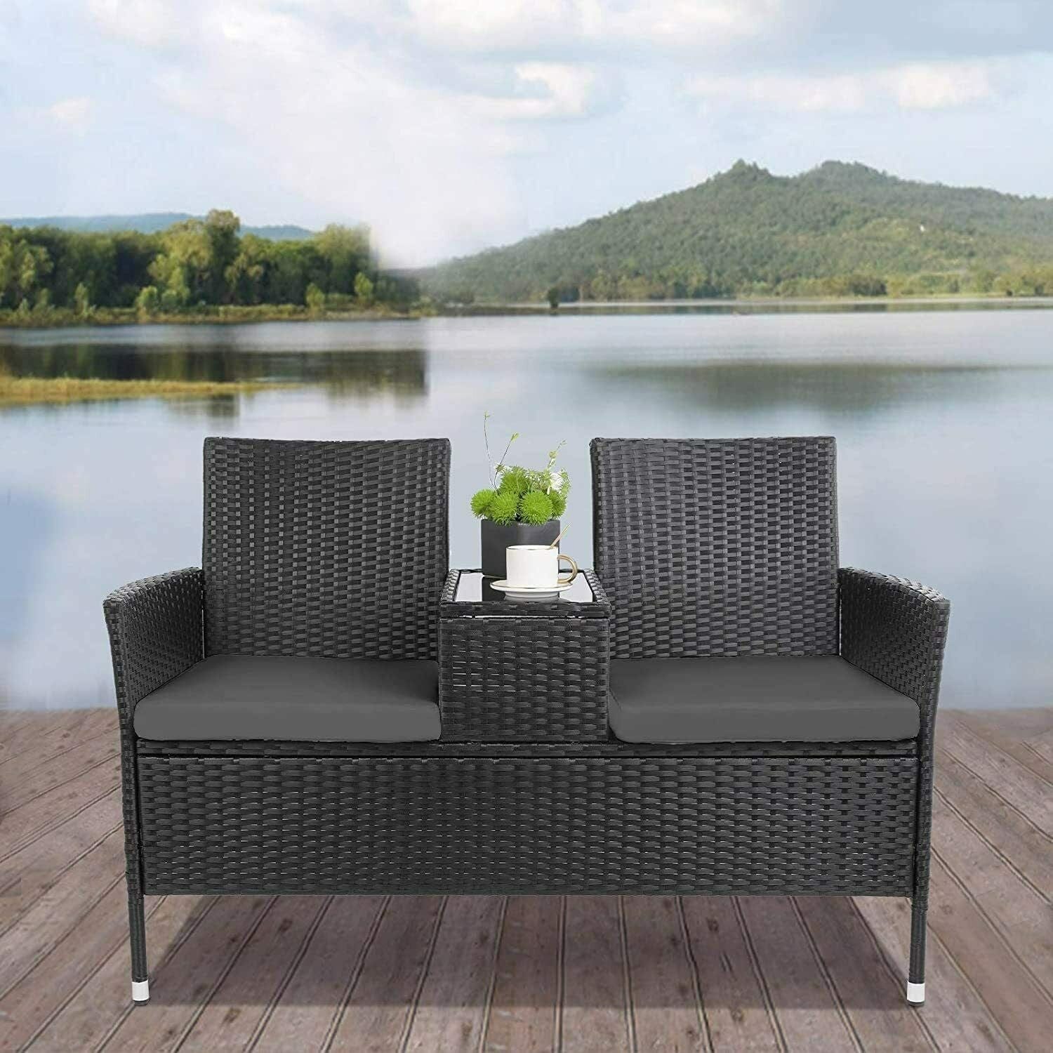 Petite table et fauteuils de jardin