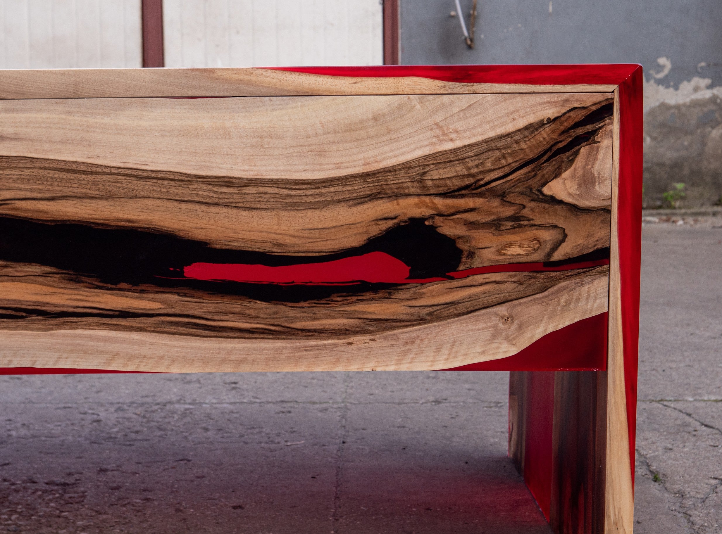 Table résine époxy rouge