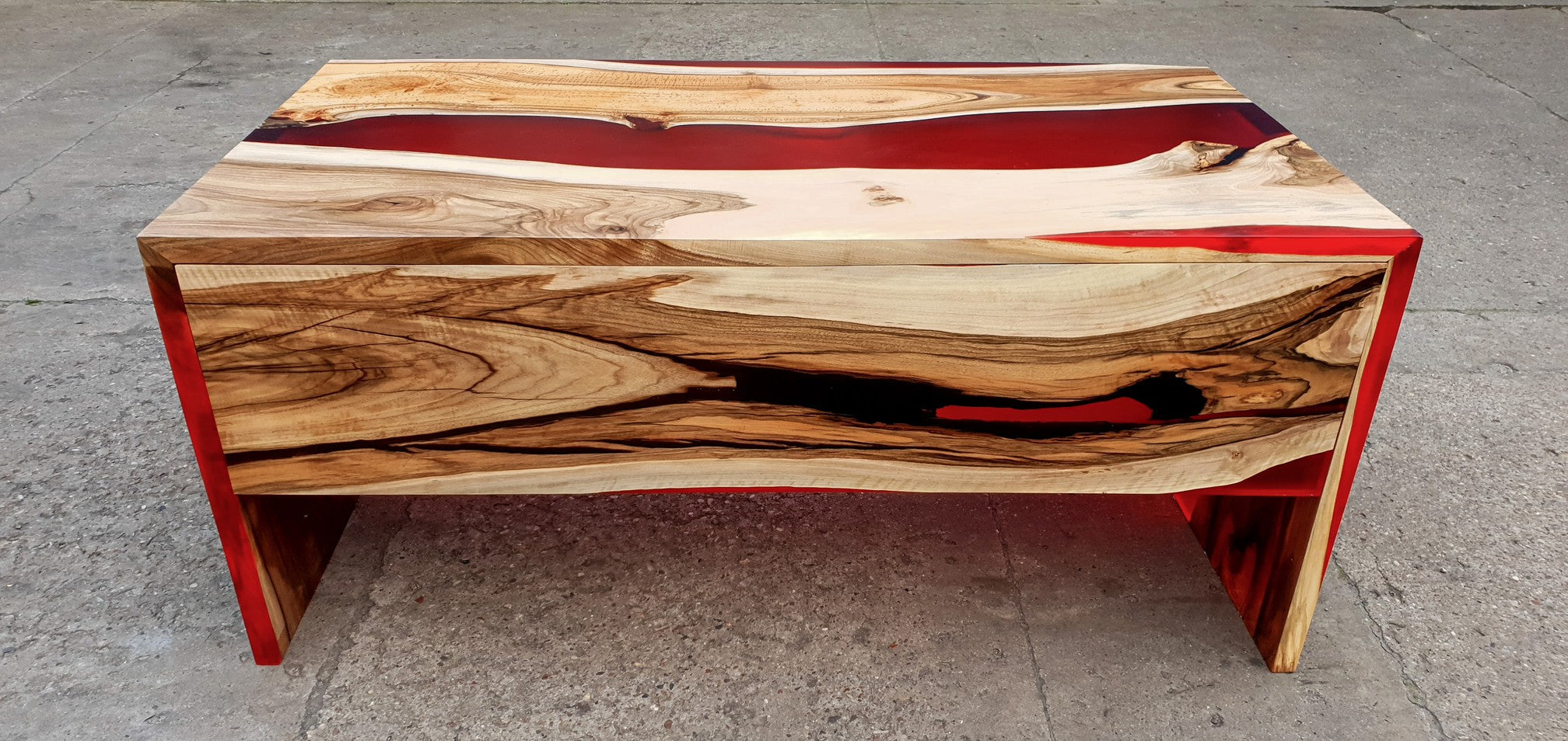 Table résine époxy rouge