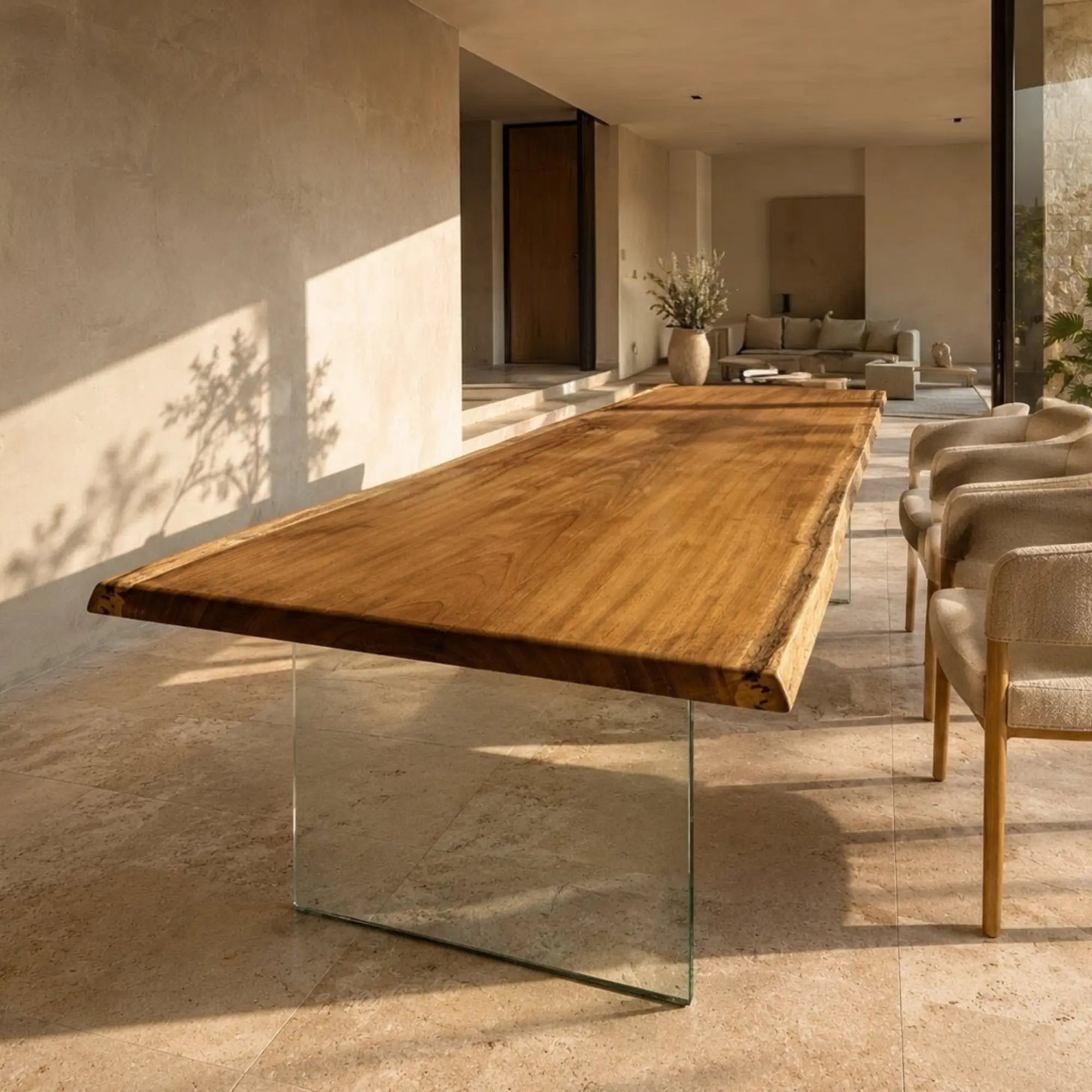 Table à manger design luxe en iroko massif et pieds en verre modèle AURA