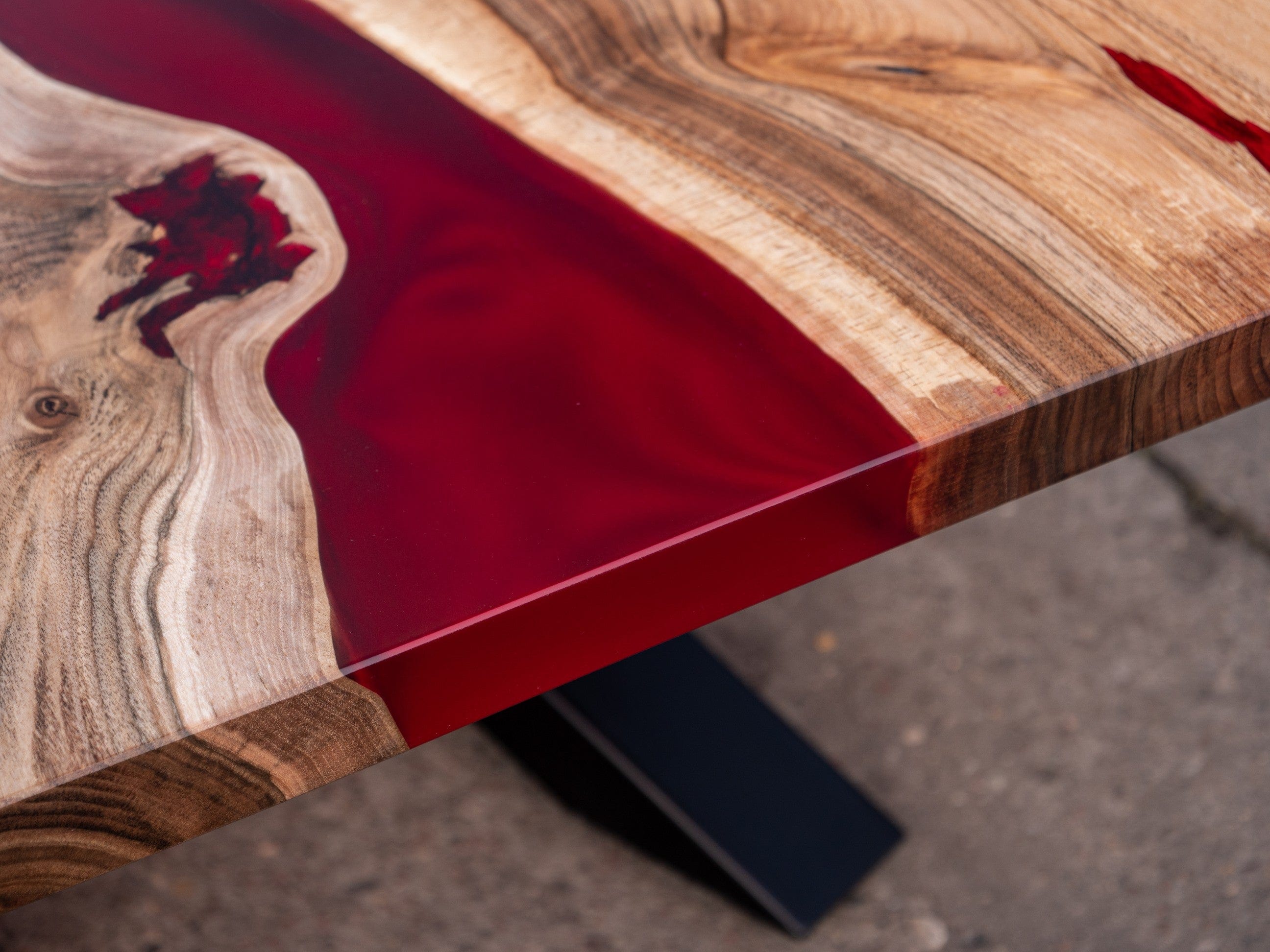 Détail plateau de table rivière bois massif et résine époxy rouge