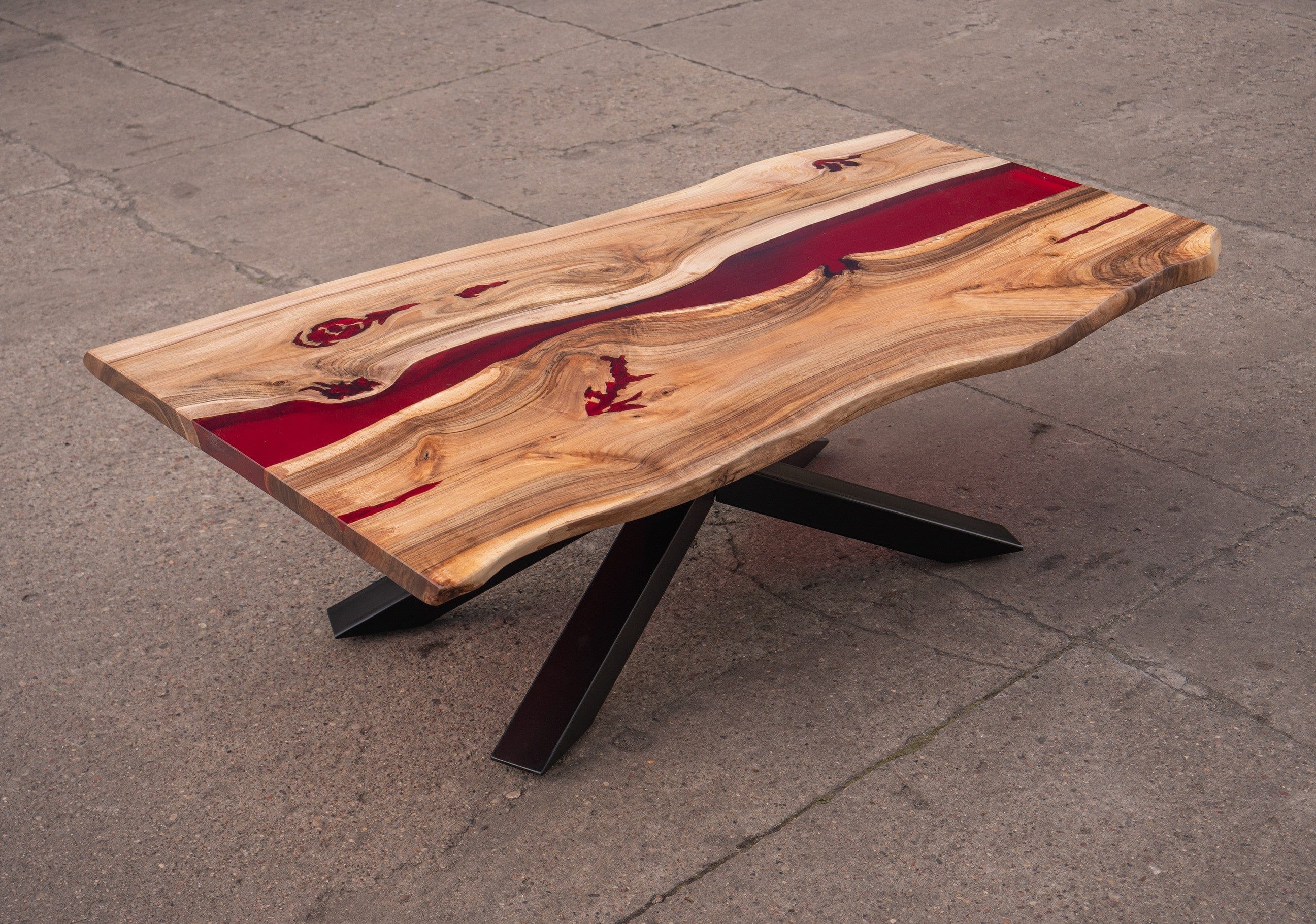 Table à manger en résine d'époxy rouge