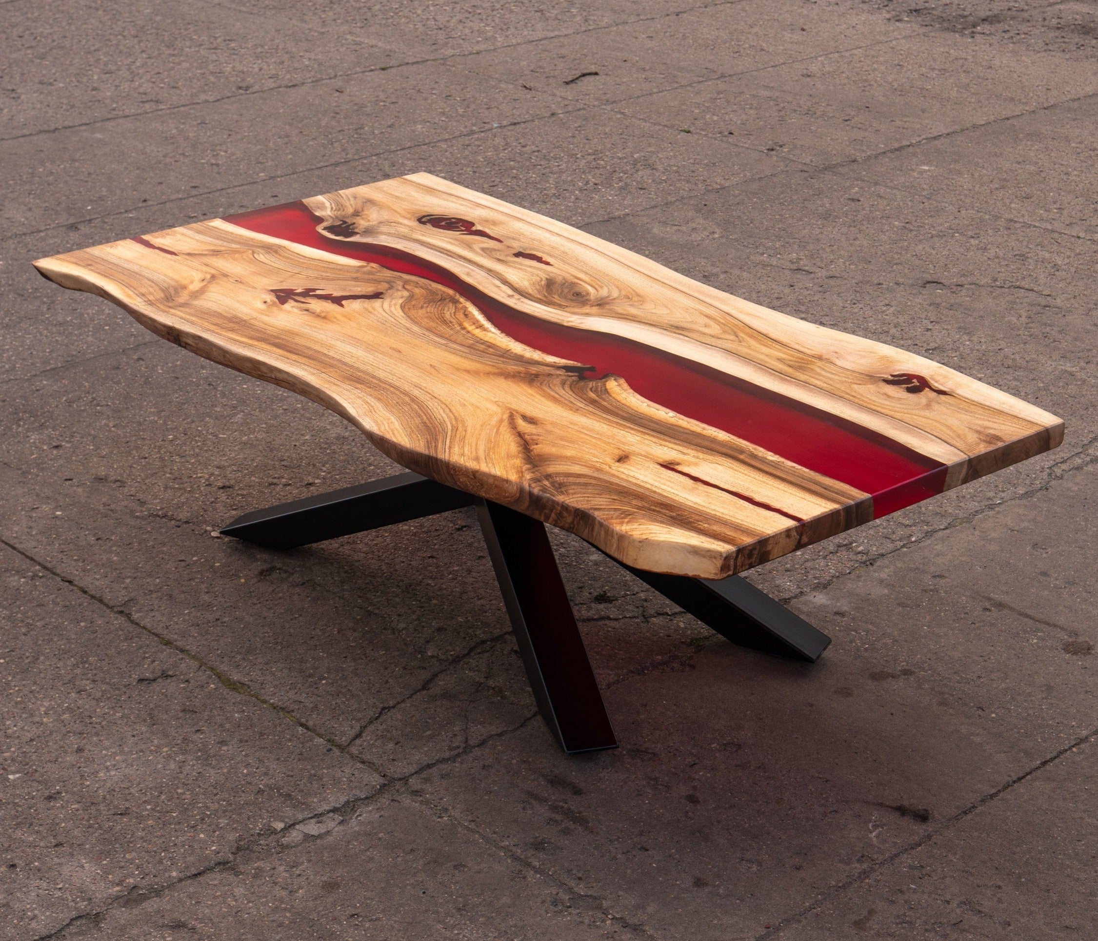 Table à manger en résine d'époxy rouge