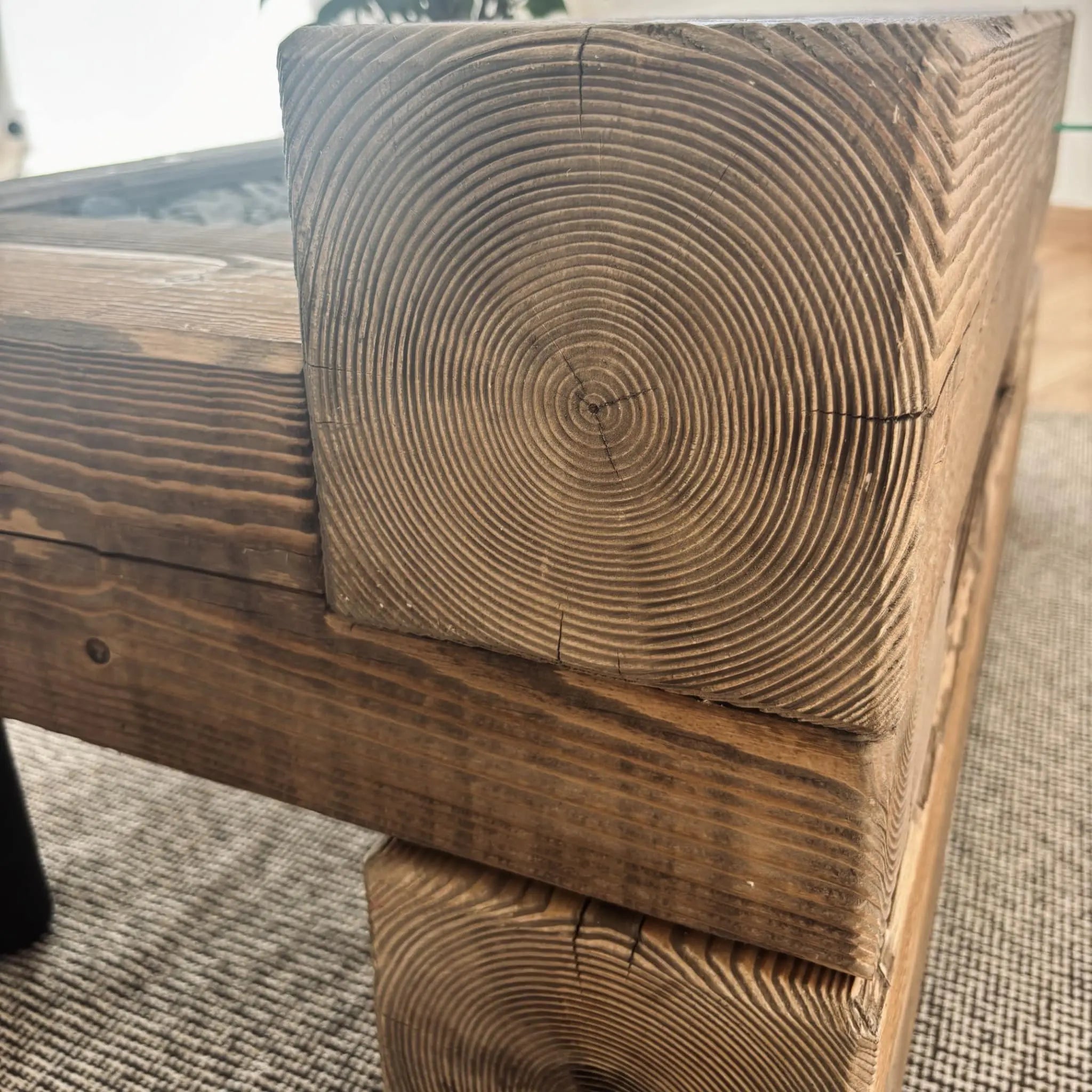 Détail de l'assemblage du bois massif brossé sur la table basse bois massif design modèle Origine