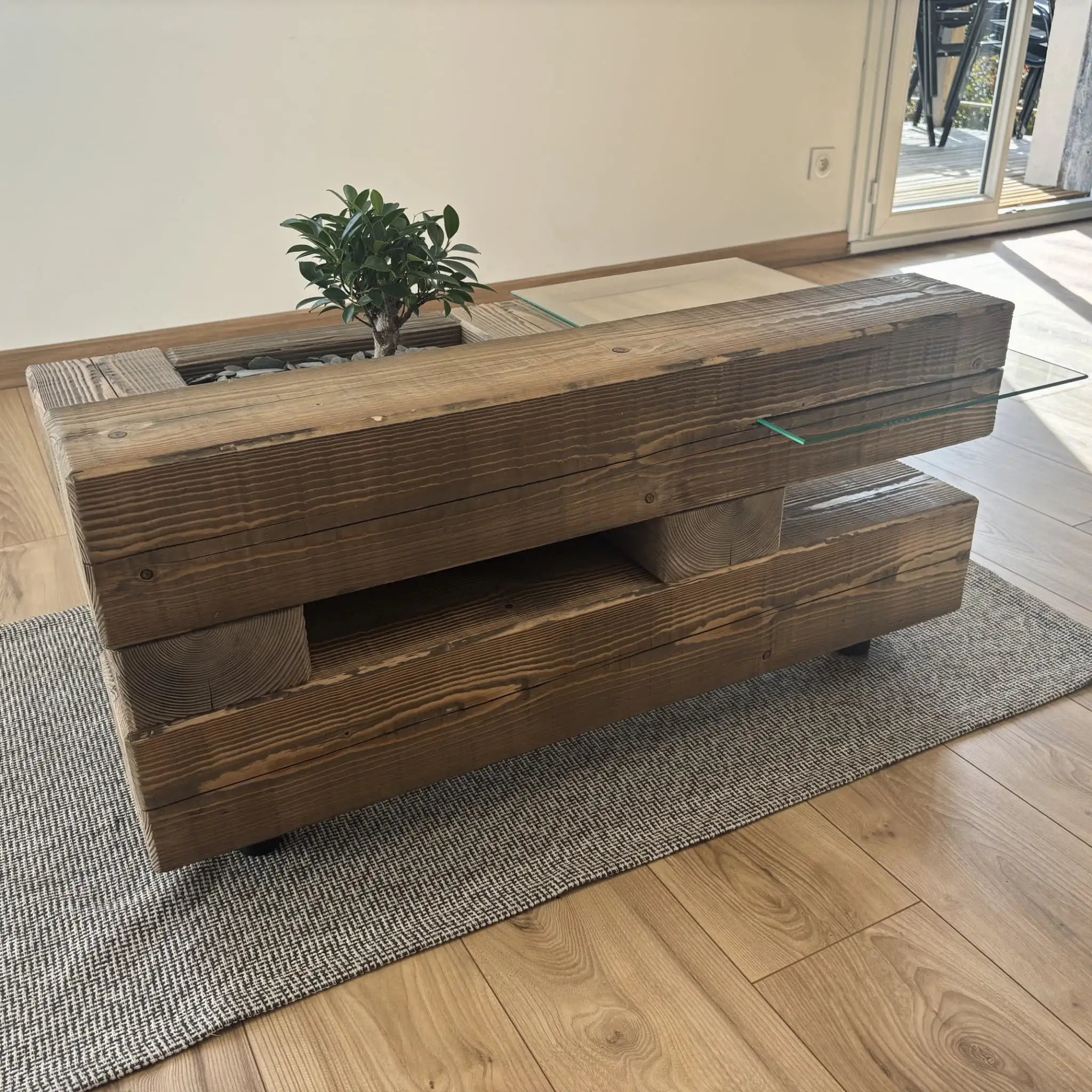 Vue arrière de la table basse bois massif design modèle Origine en sapin brossé, lignes épurées et proportions équilibrées