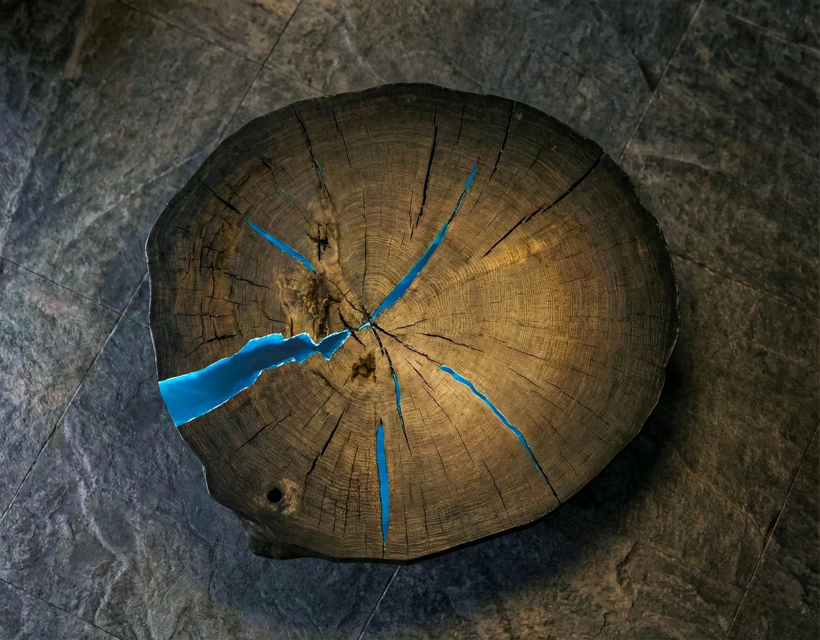 Table basse OBSIDIENNE — Chêne noir millénaire & résine époxy turquoise