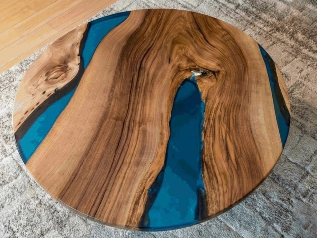 Table basse LAGUNE — Noyer massif & rivière de résine époxy turquoise