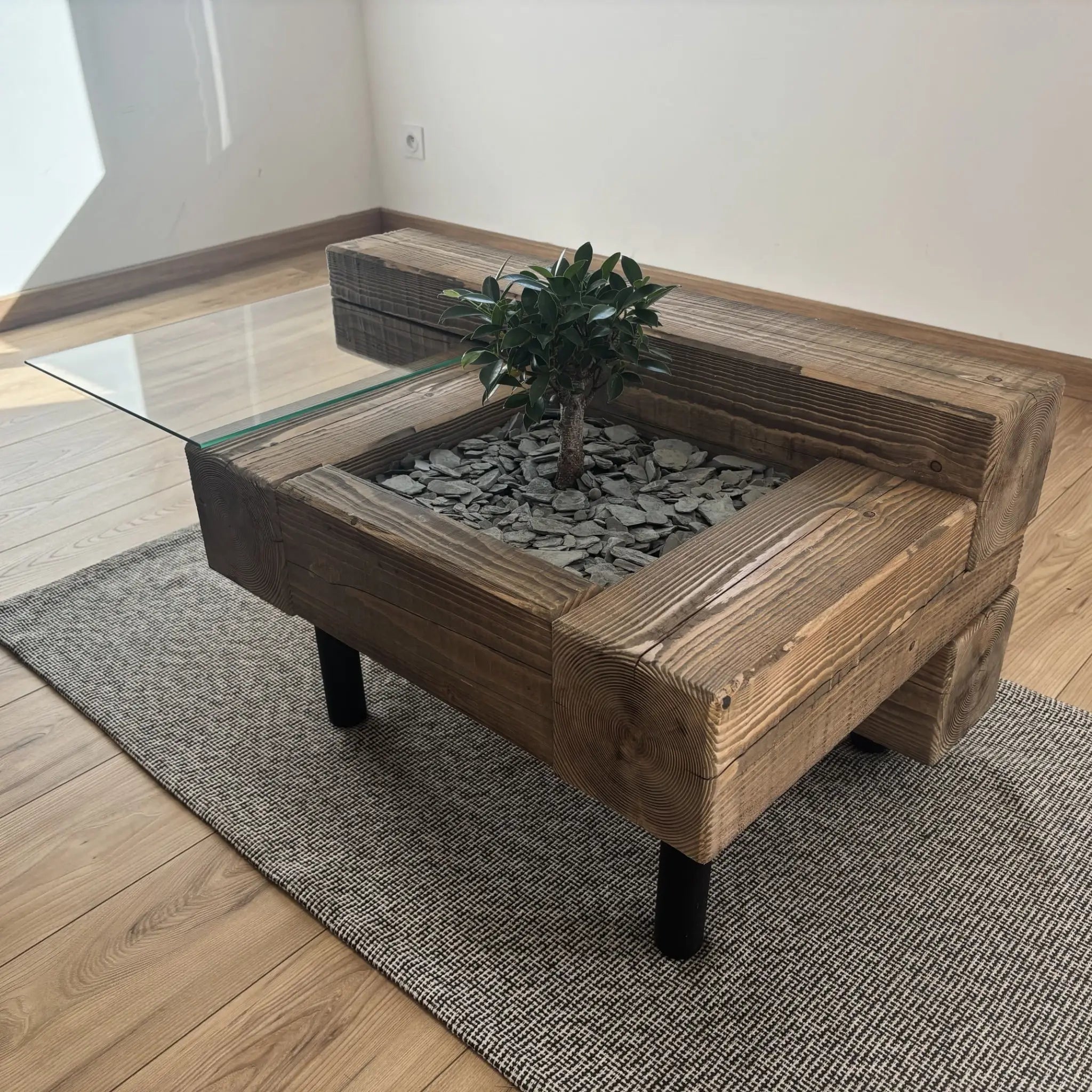 Table basse Origine en bois massif brossé, métal et verre, fabrication artisanale au design minimaliste