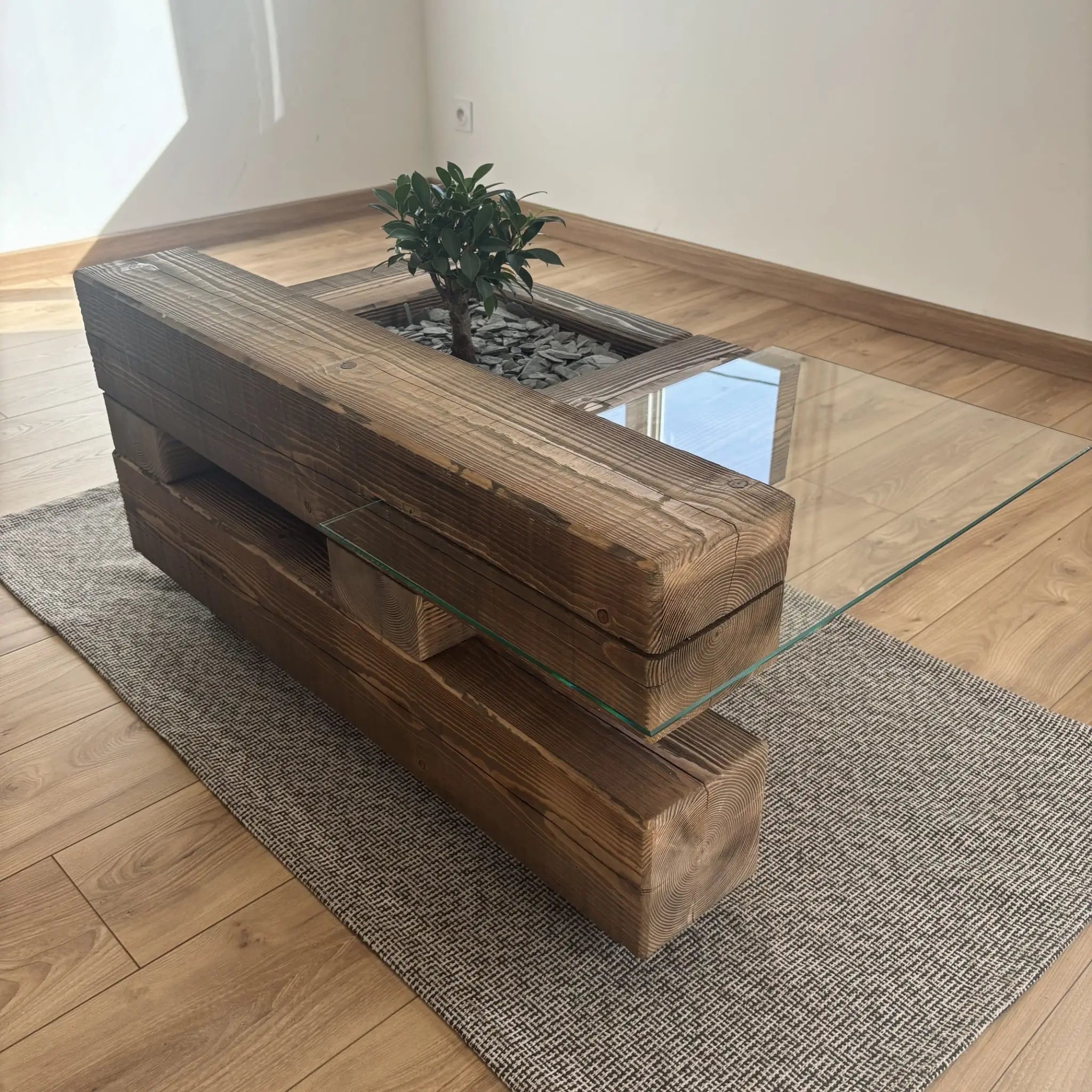 Vue de profil de la table basse Origine mettant en valeur l’épaisseur du plateau en bois brossé