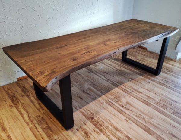 Table bord naturel en acacia