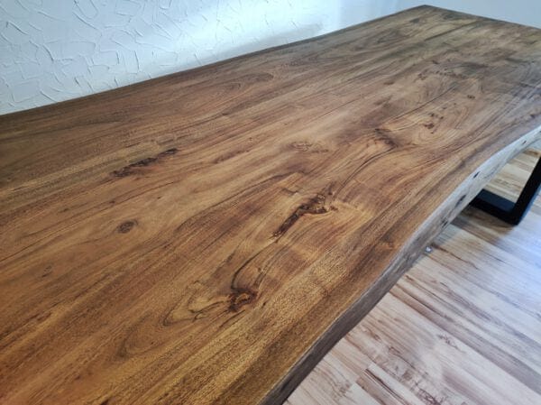 Table bord naturel en acacia