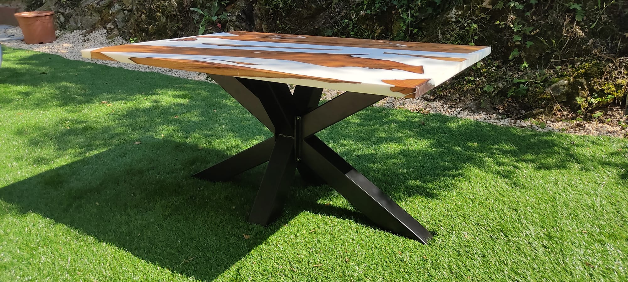 Table en châtaignier et résine blanche