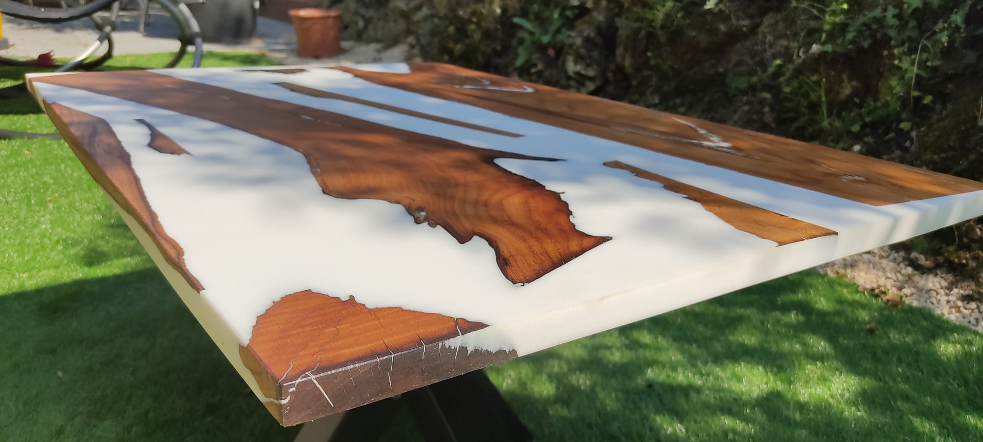 Table en châtaignier et résine époxy blanche