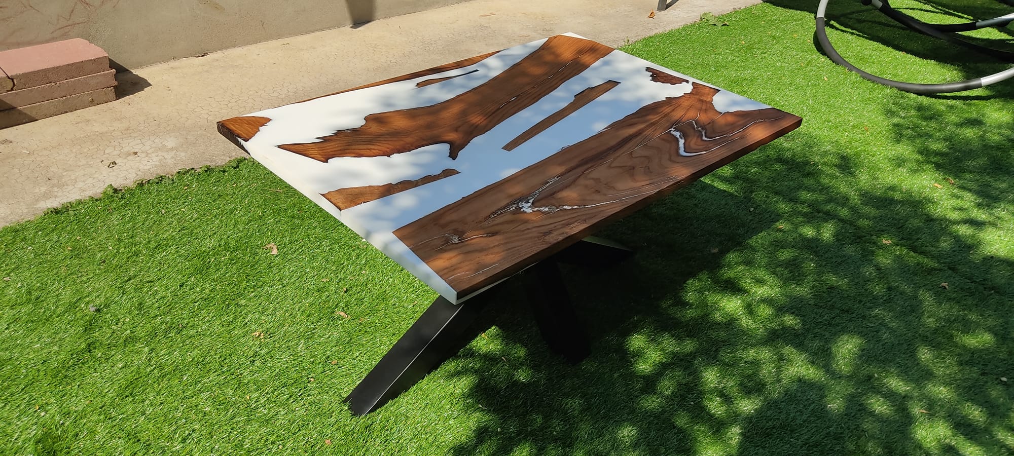 Table en châtaignier et résine époxy blanche