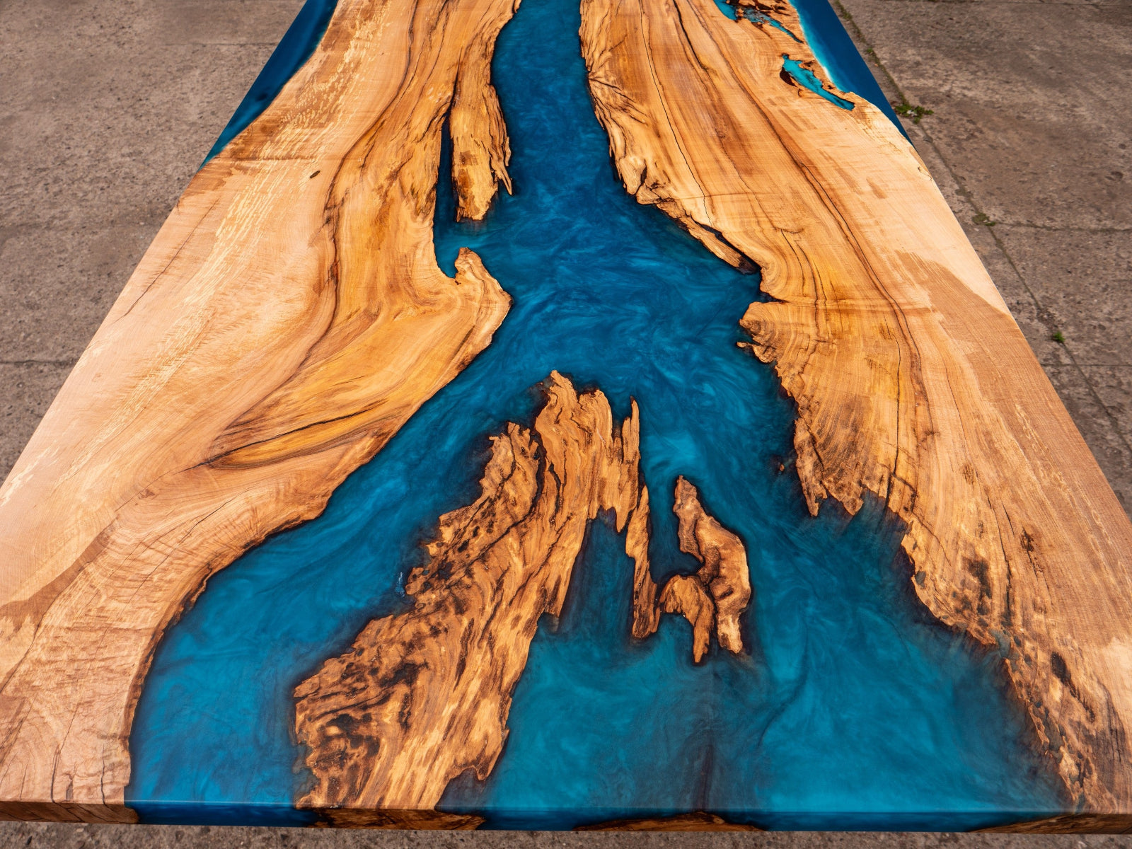 Table rivière en olivier massif et résine bleue