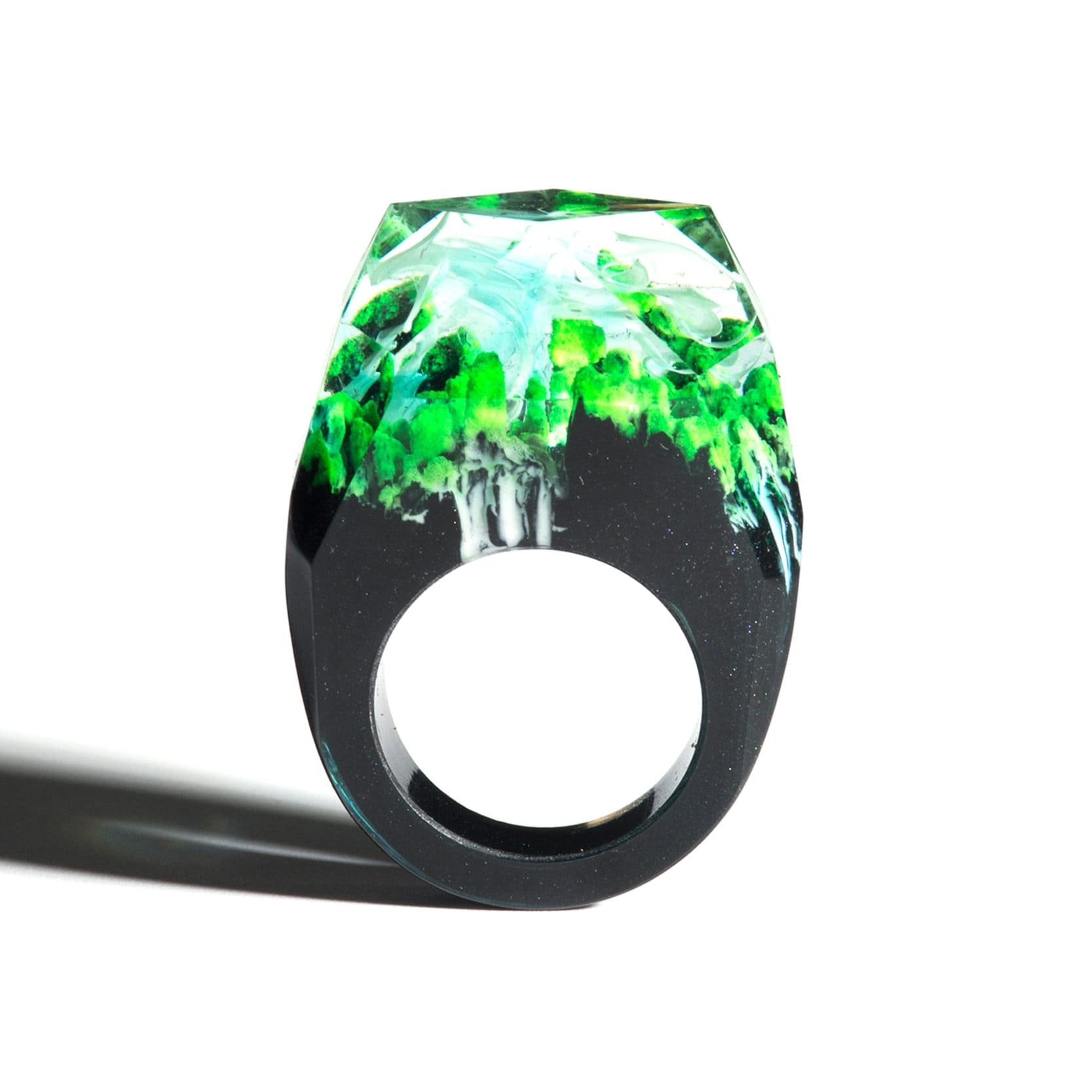 Bague en bois et émeraude