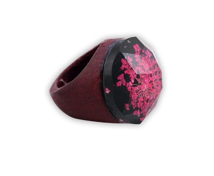 Bague résine et fleur rouge