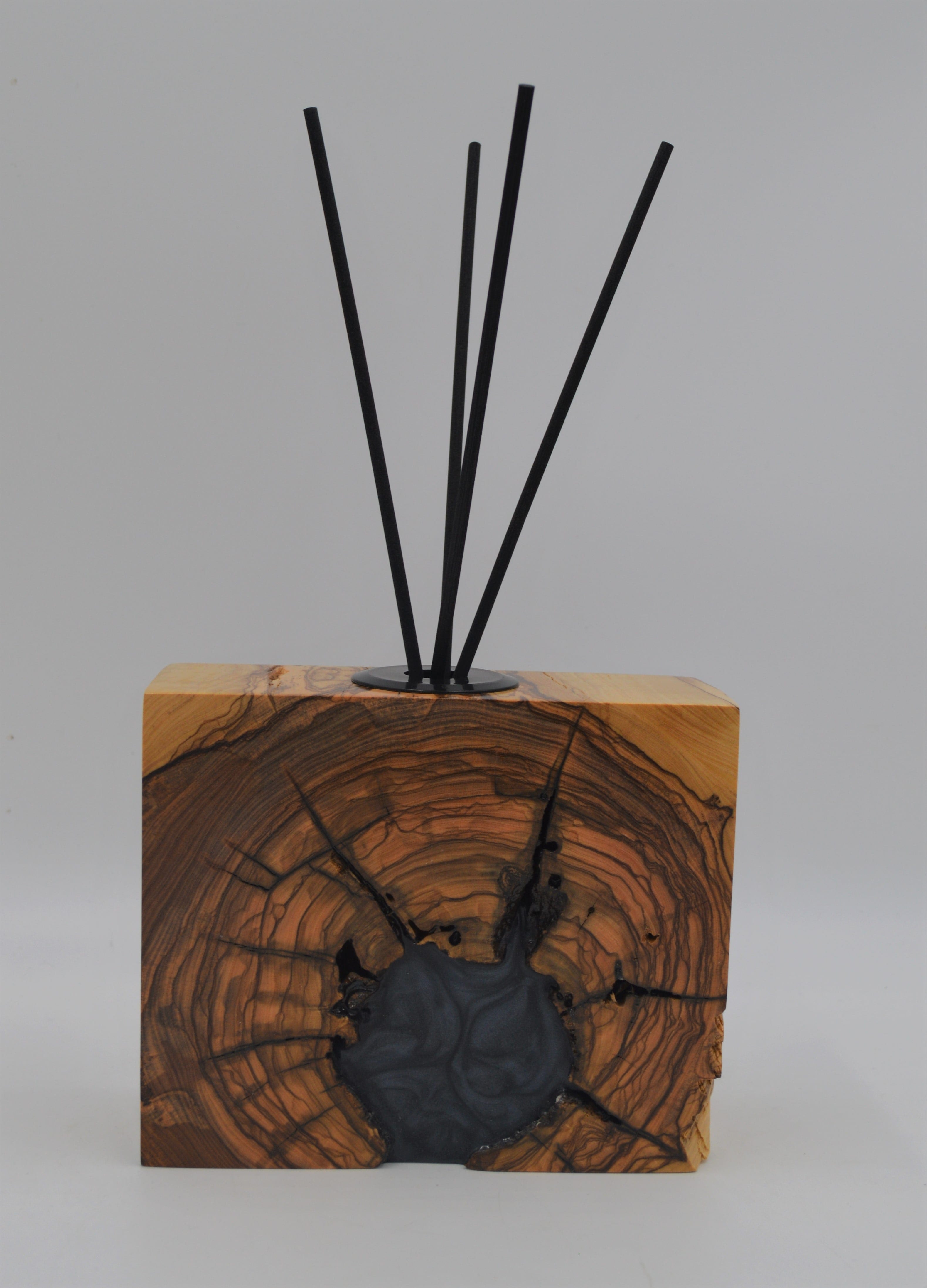 Diffuseur d'huiles essentielles en bois et époxy