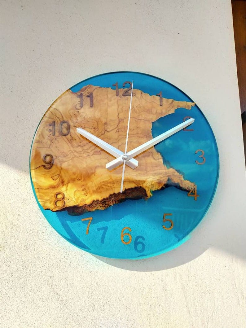 Grande horloge murale en bois