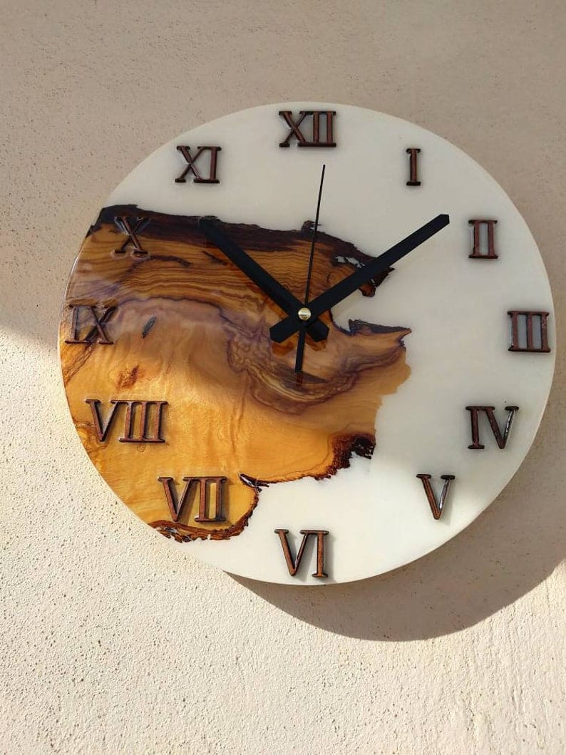 Grande horloge murale en bois faite à la main