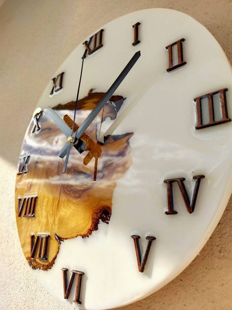 Grande horloge murale en bois faite à la main