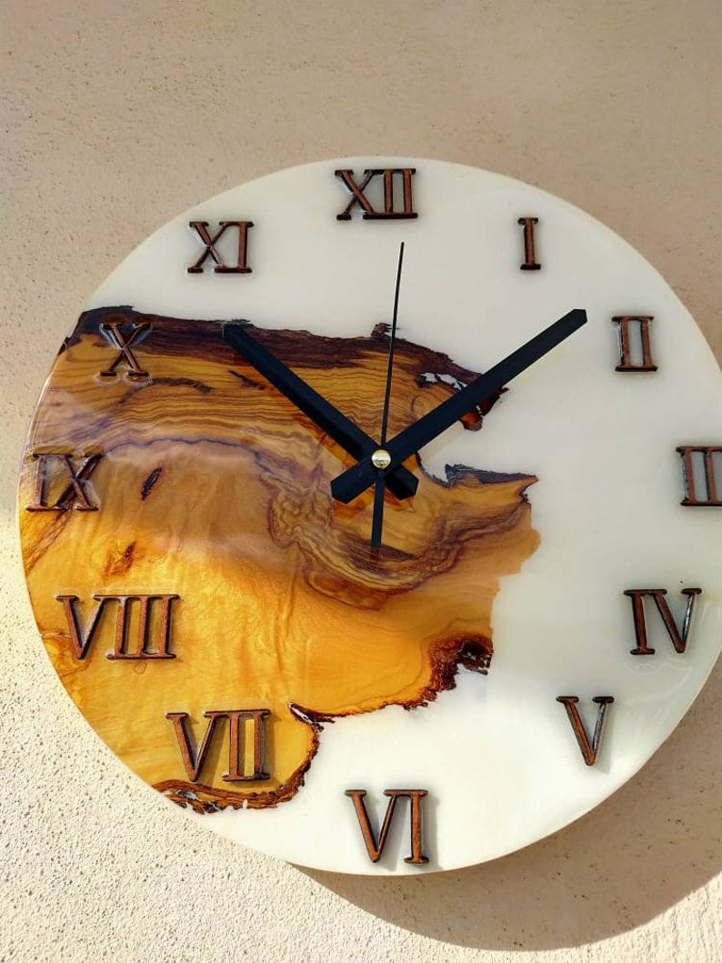 Grande horloge murale en bois faite à la main