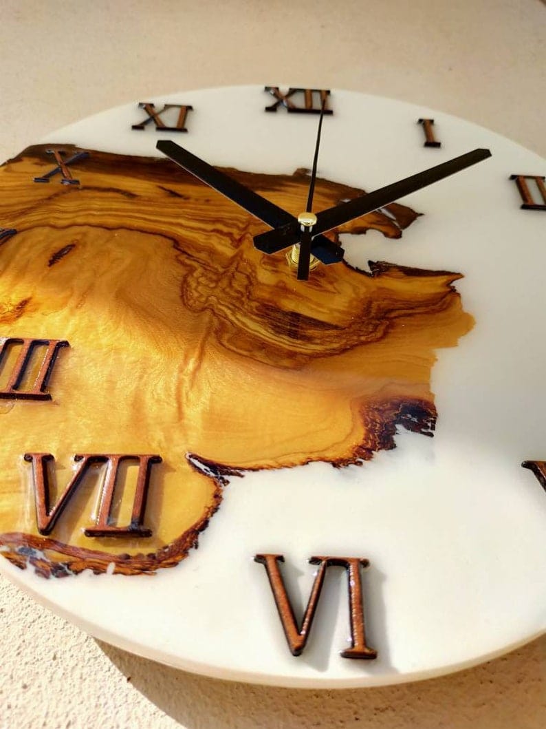 Grande horloge murale en bois faite à la main