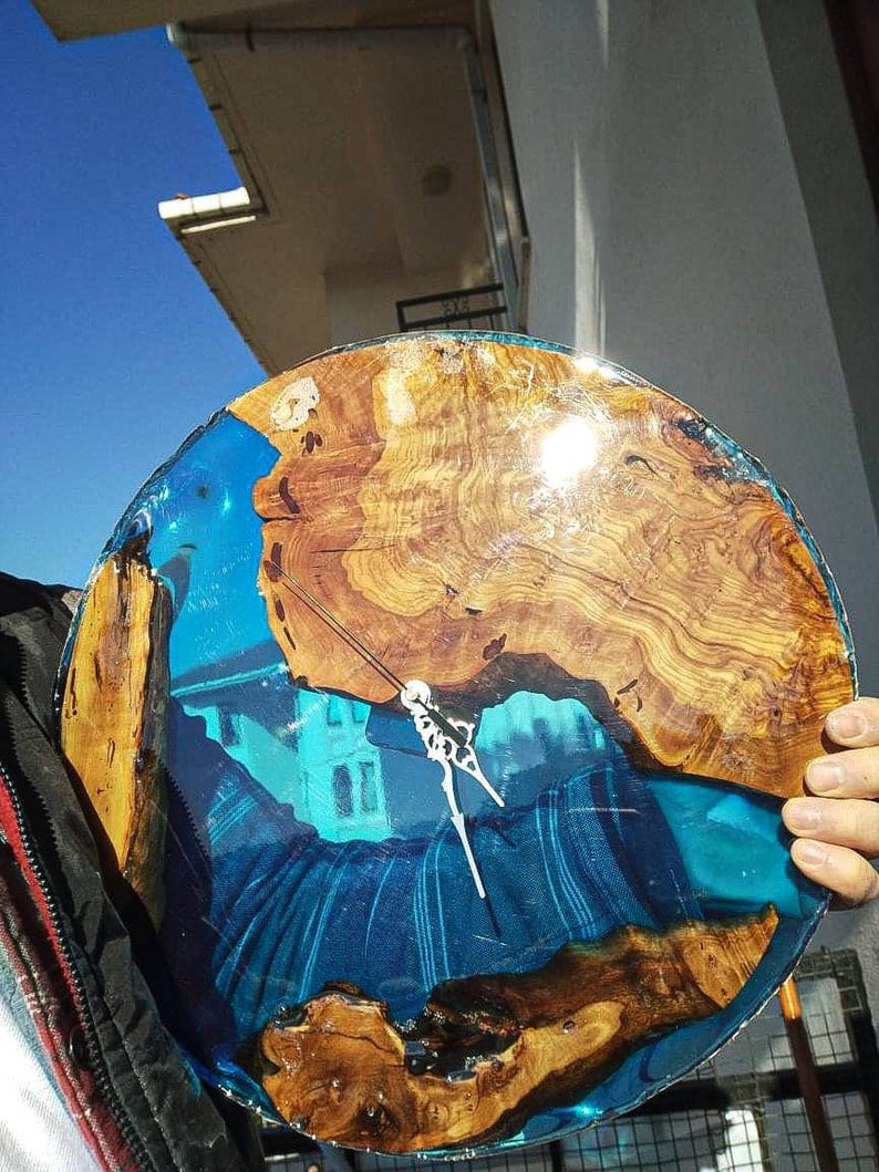 Grande horloge murale en bois, faite à la main