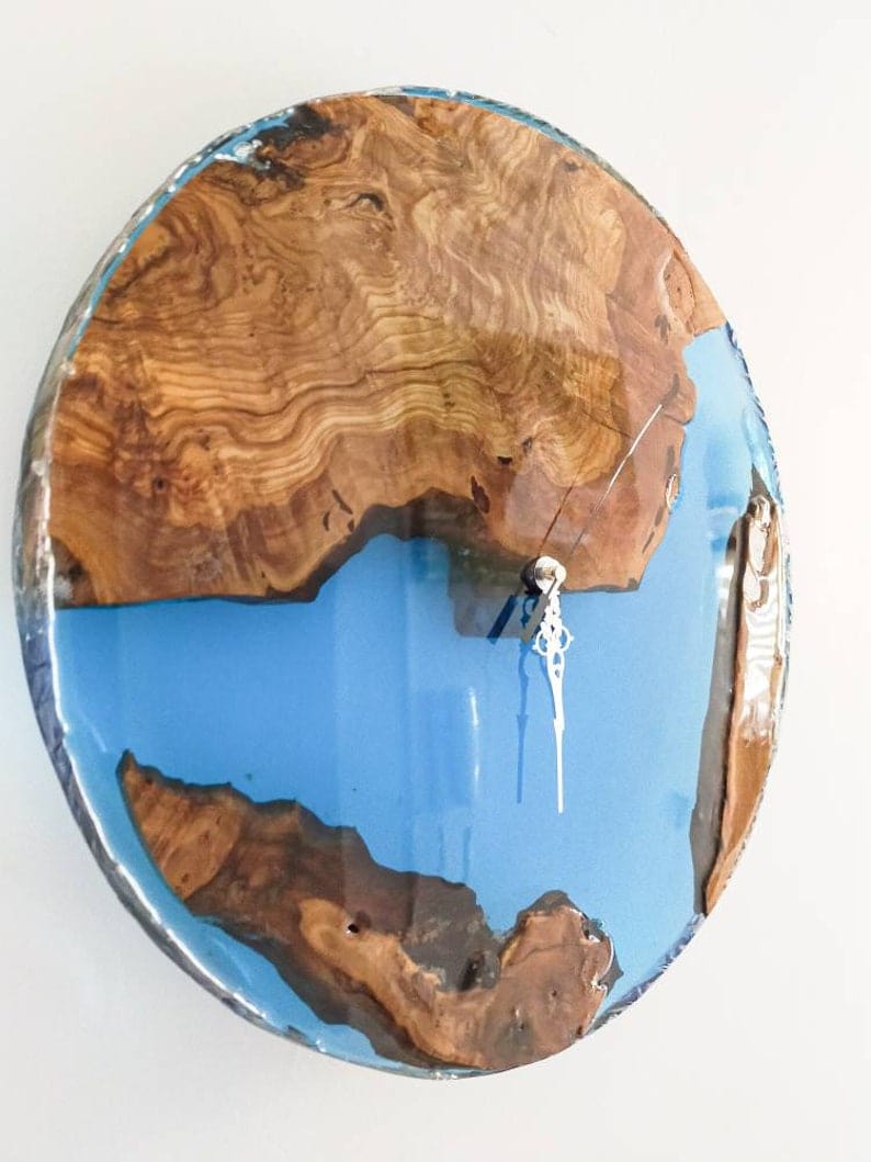 Grande horloge murale en bois, faite à la main