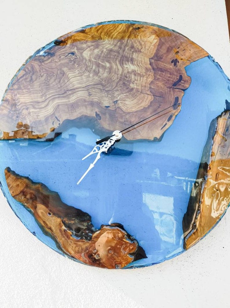 Grande horloge murale en bois, faite à la main