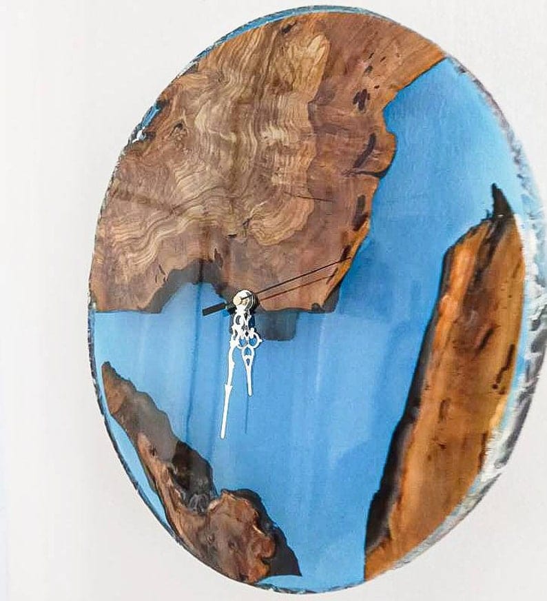 Grande horloge murale en bois, faite à la main