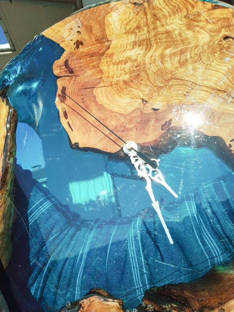 Grande horloge murale en bois, faite à la main