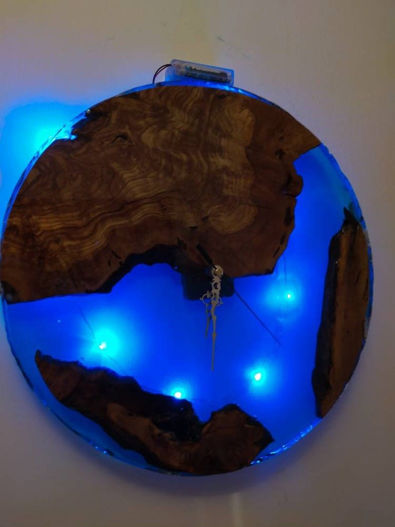 Grande horloge murale en bois, faite à la main