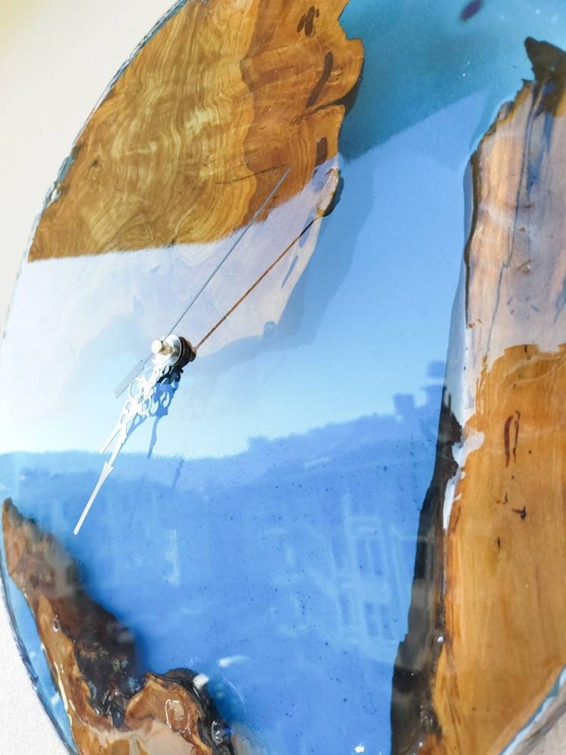 Grande horloge murale en bois, faite à la main